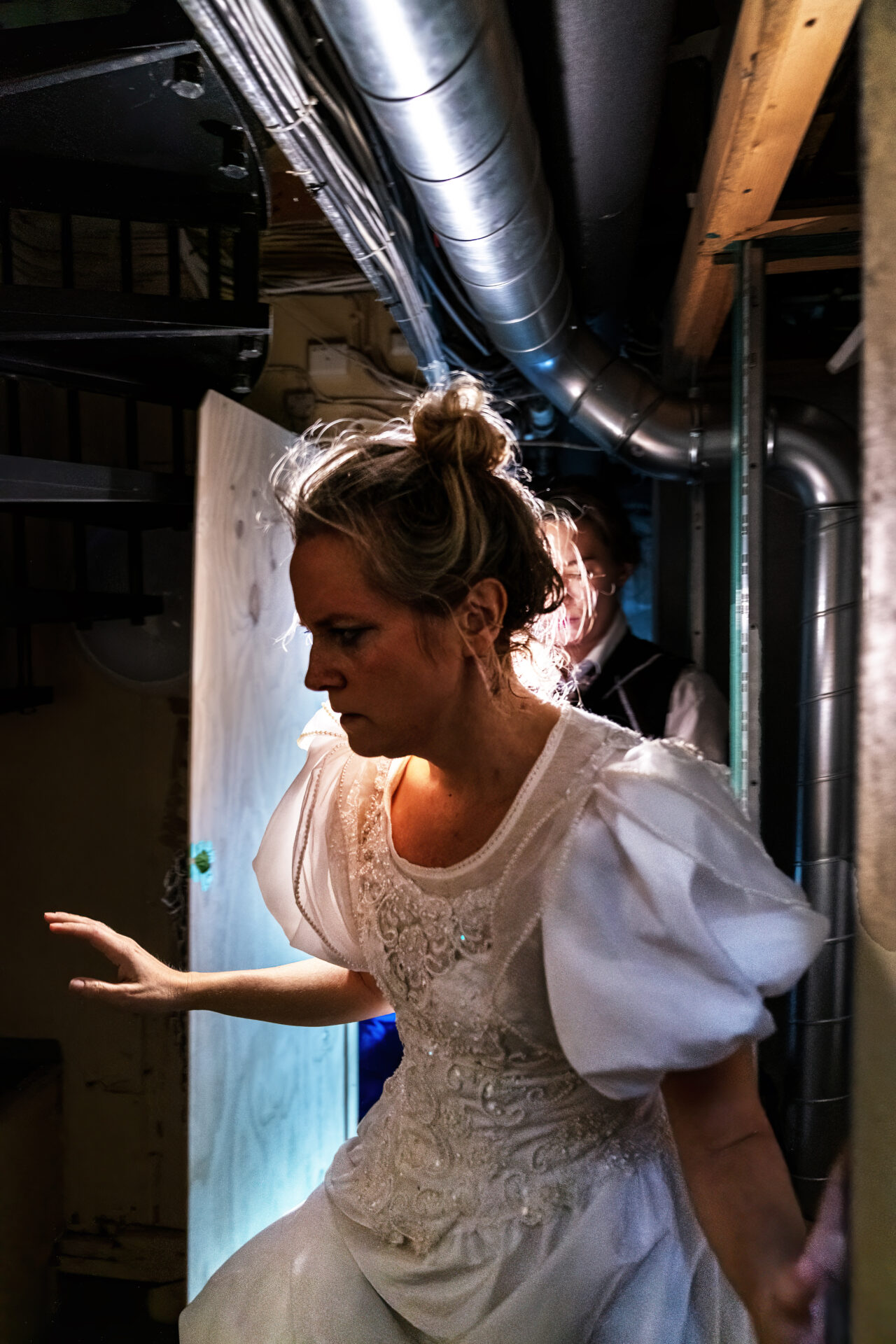 En alvorlig brud, som går nede i en kjeller med store rør i taket