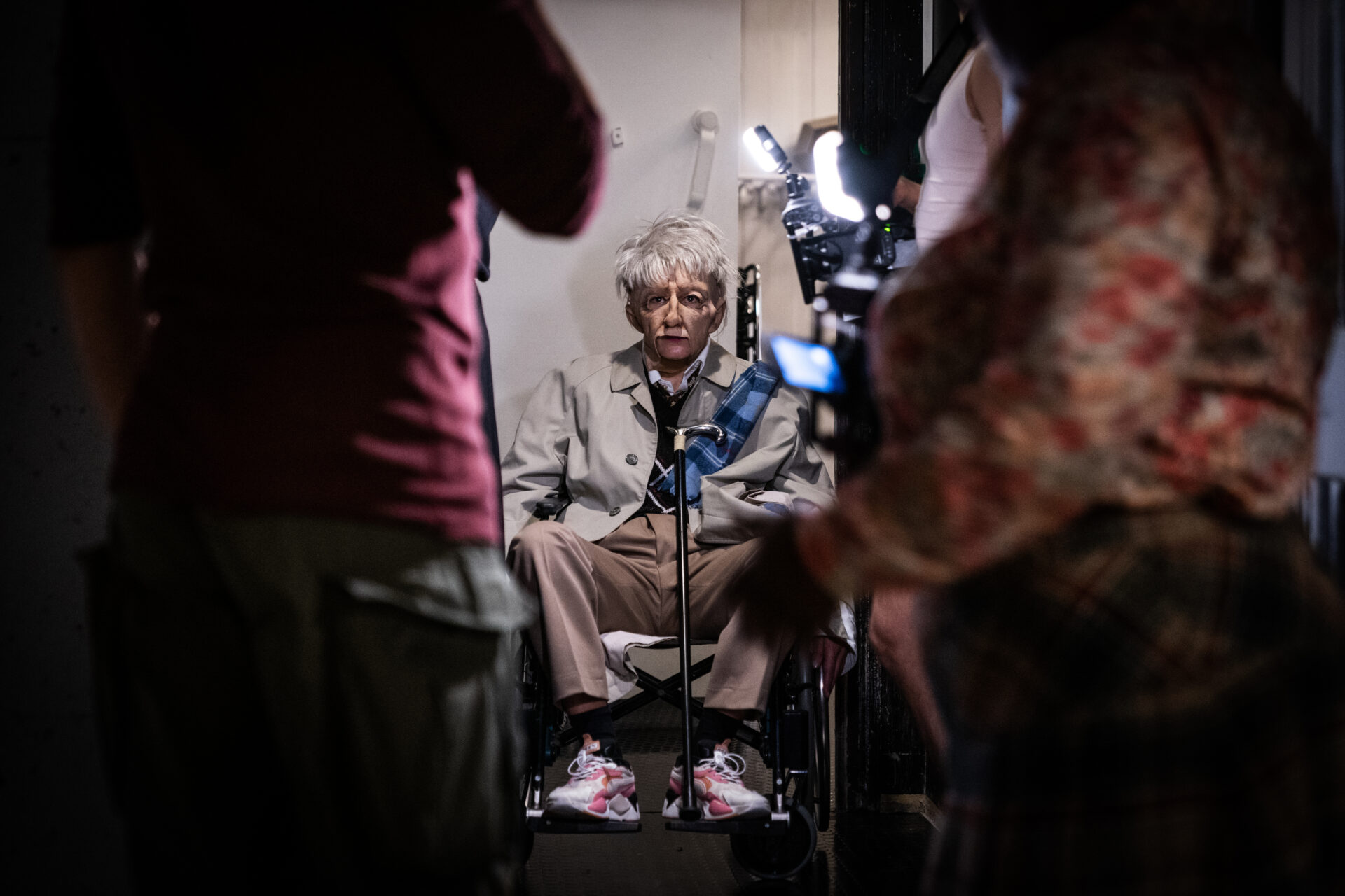 En gammel mann i rullestol, som blir filmet