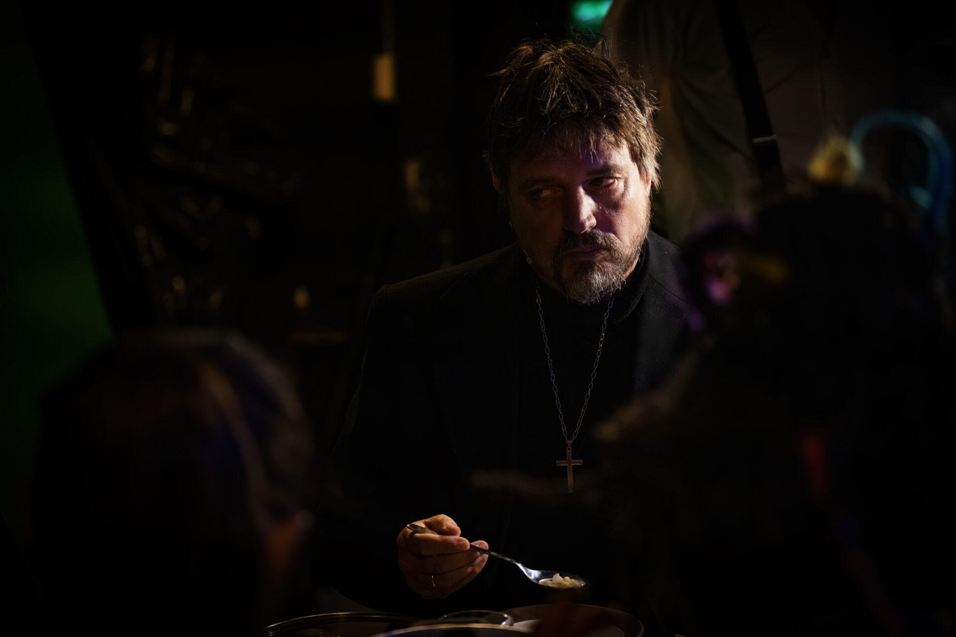 En prest som titter olmt til siden