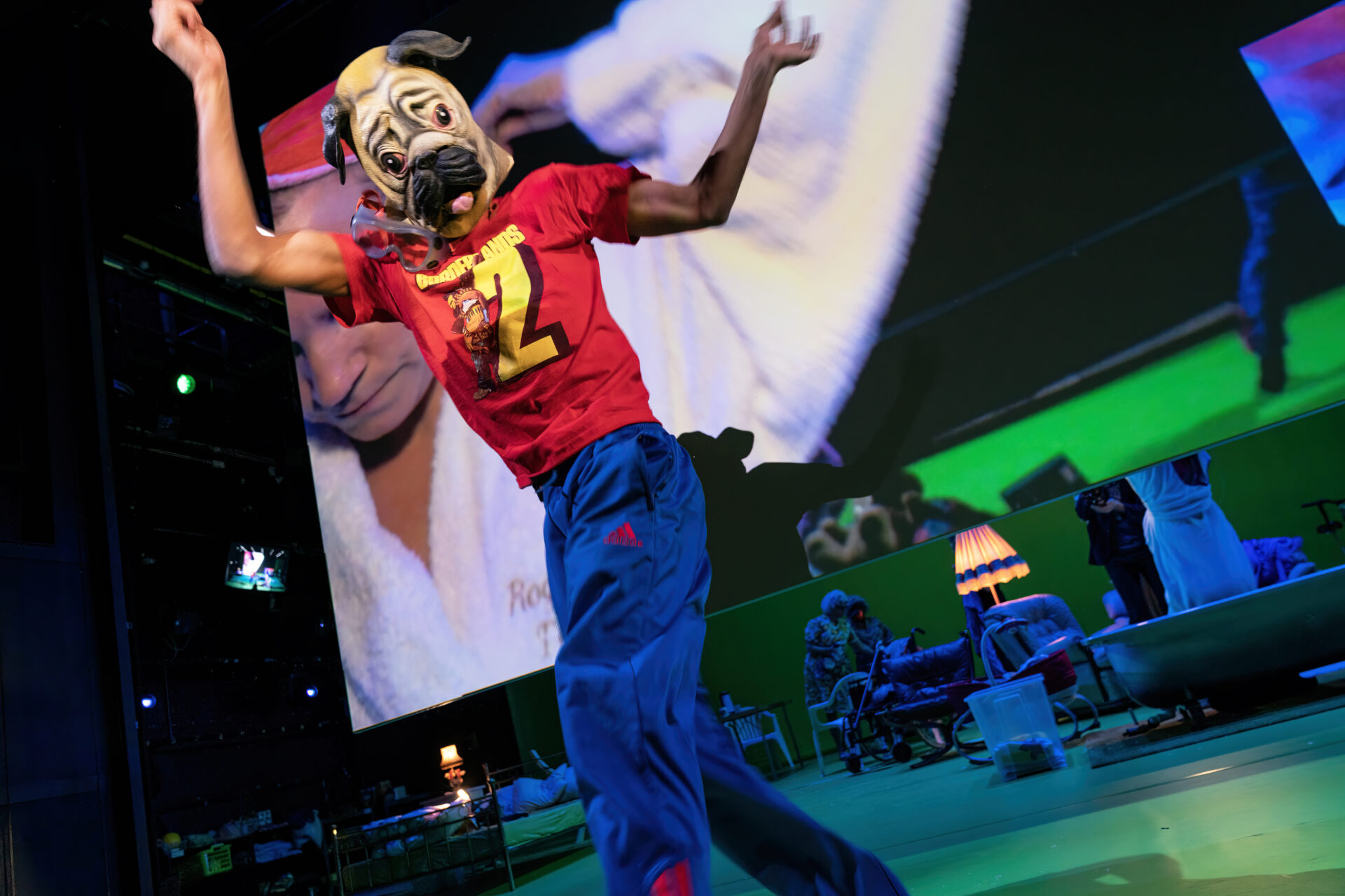 En sporty mann med hundemaske på