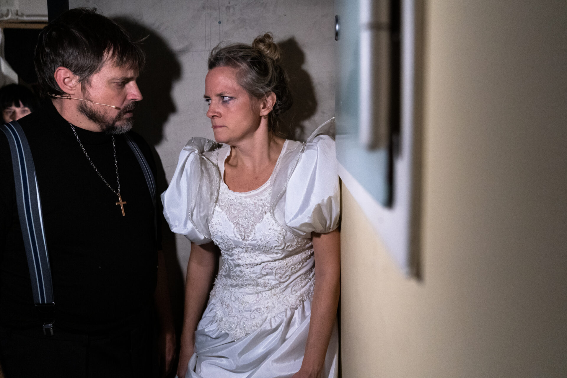 En sint brud og en prest som titter på hverandre