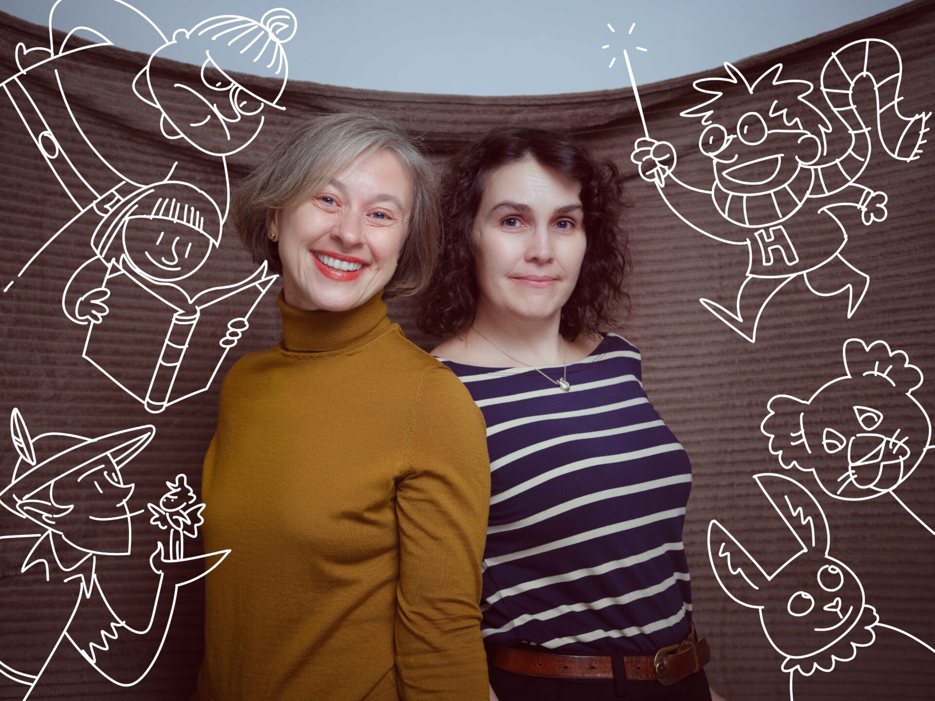 To kvinner som står ved siden av hverandre, med drodlerier på siden