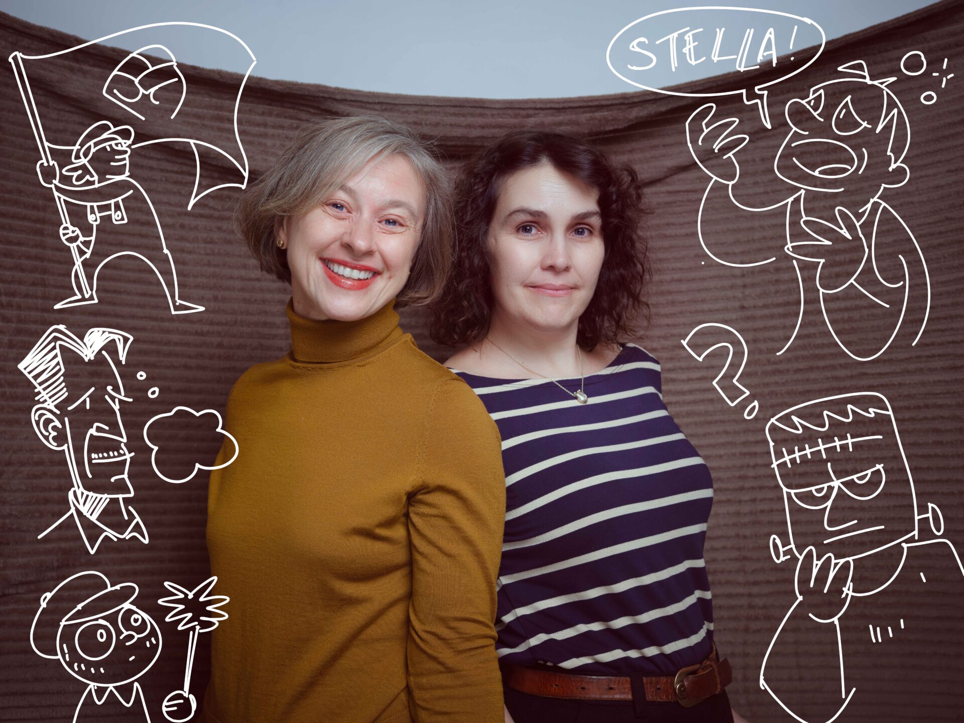 To kvinner som står ved siden av hverandre, med drodlerier på siden