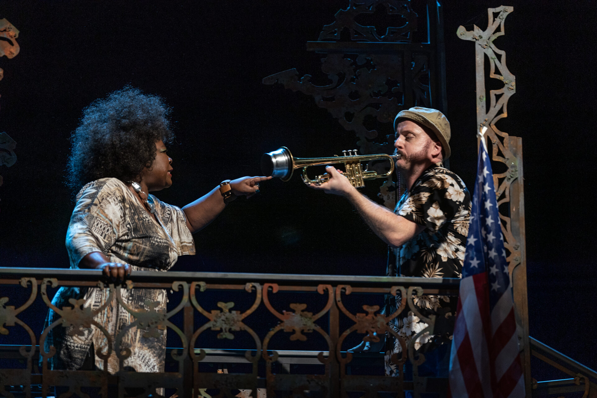 En kvinne synger og en mann spiller trompet