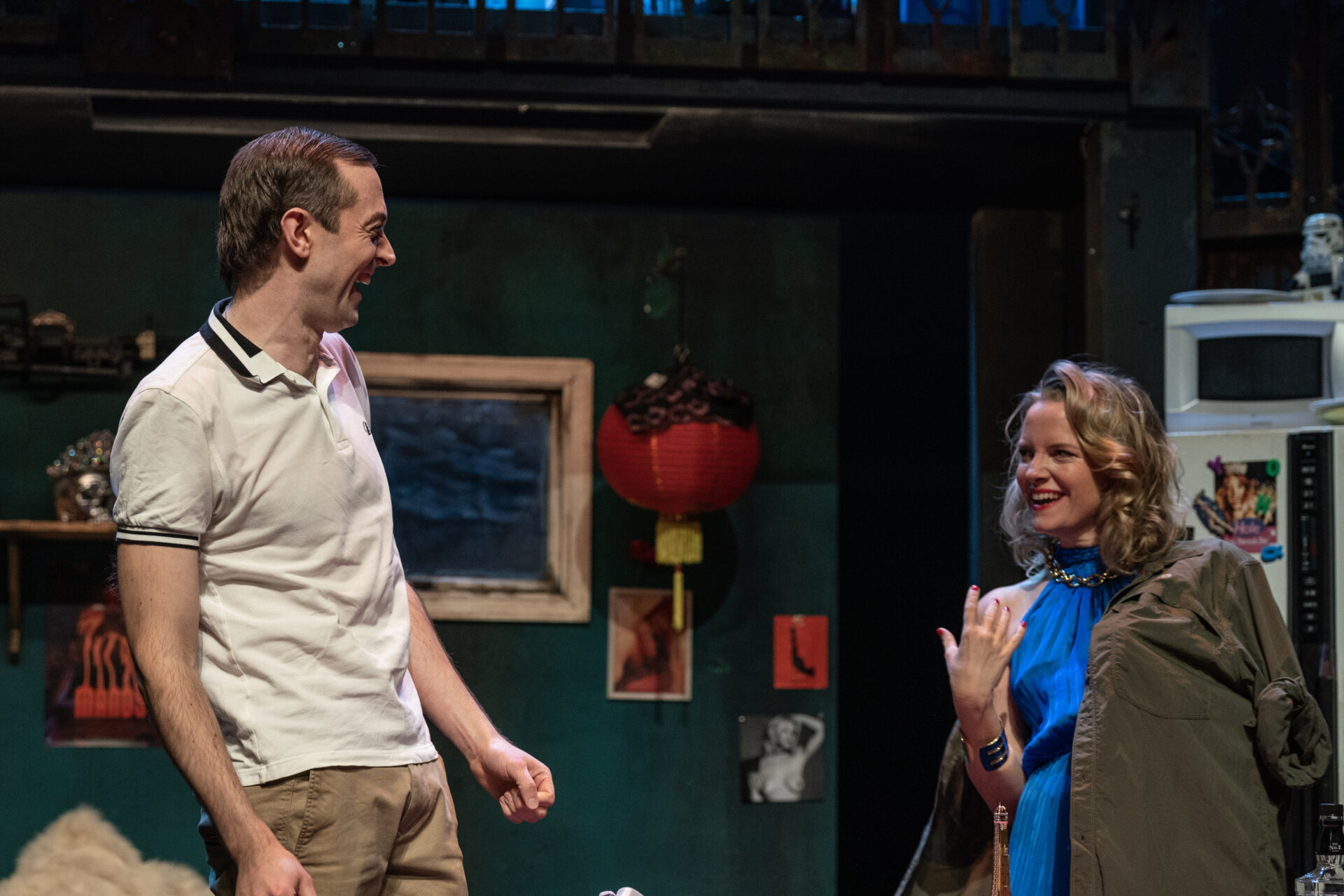 En kvinne og en mann ler mot hverandre