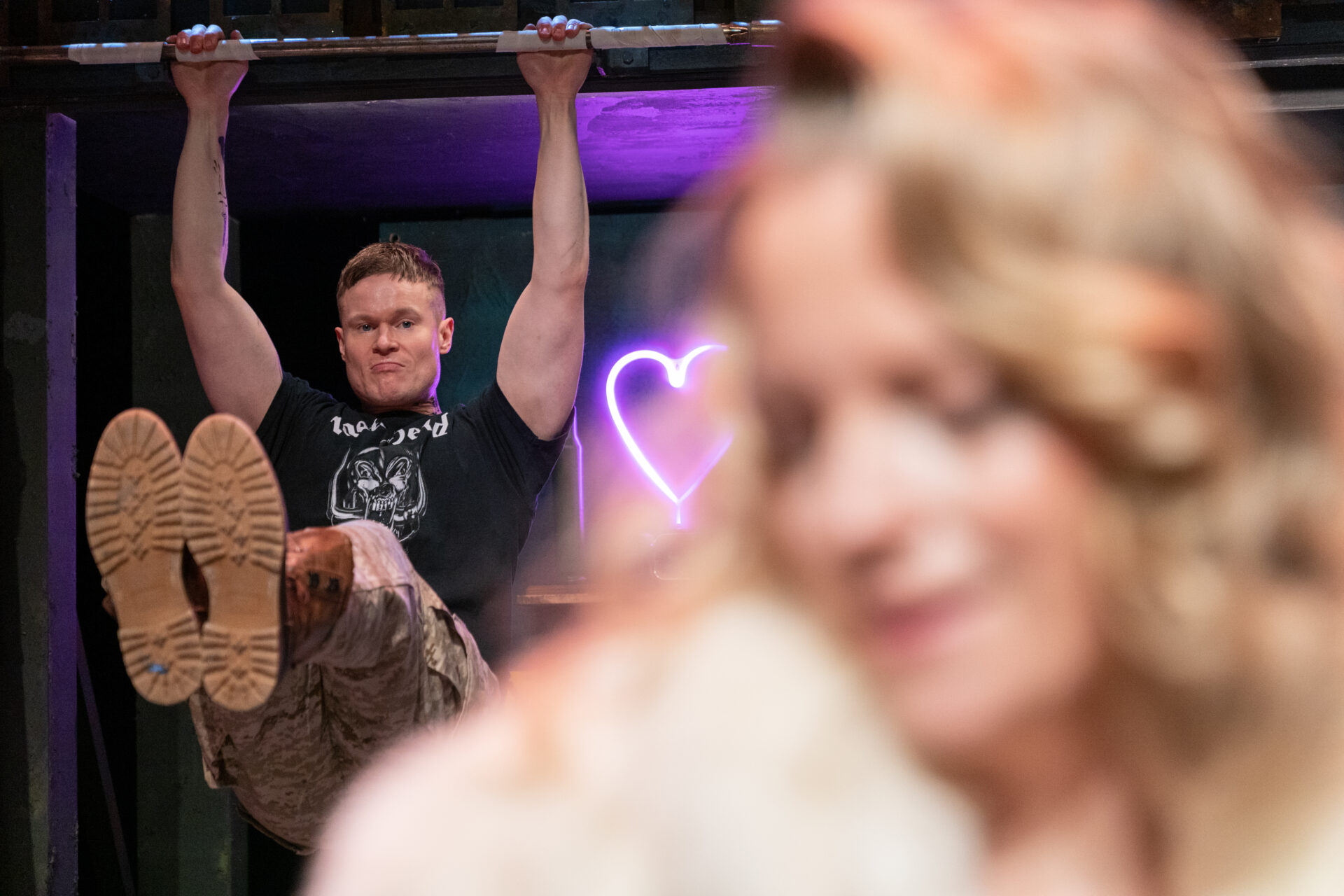 En mann tar push up i en metallstang