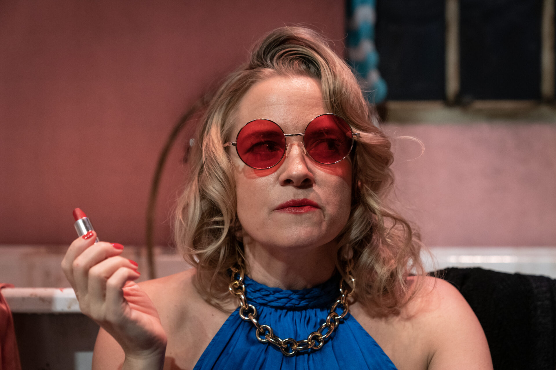 En kvinne som er i ferd med å ta leppestift på