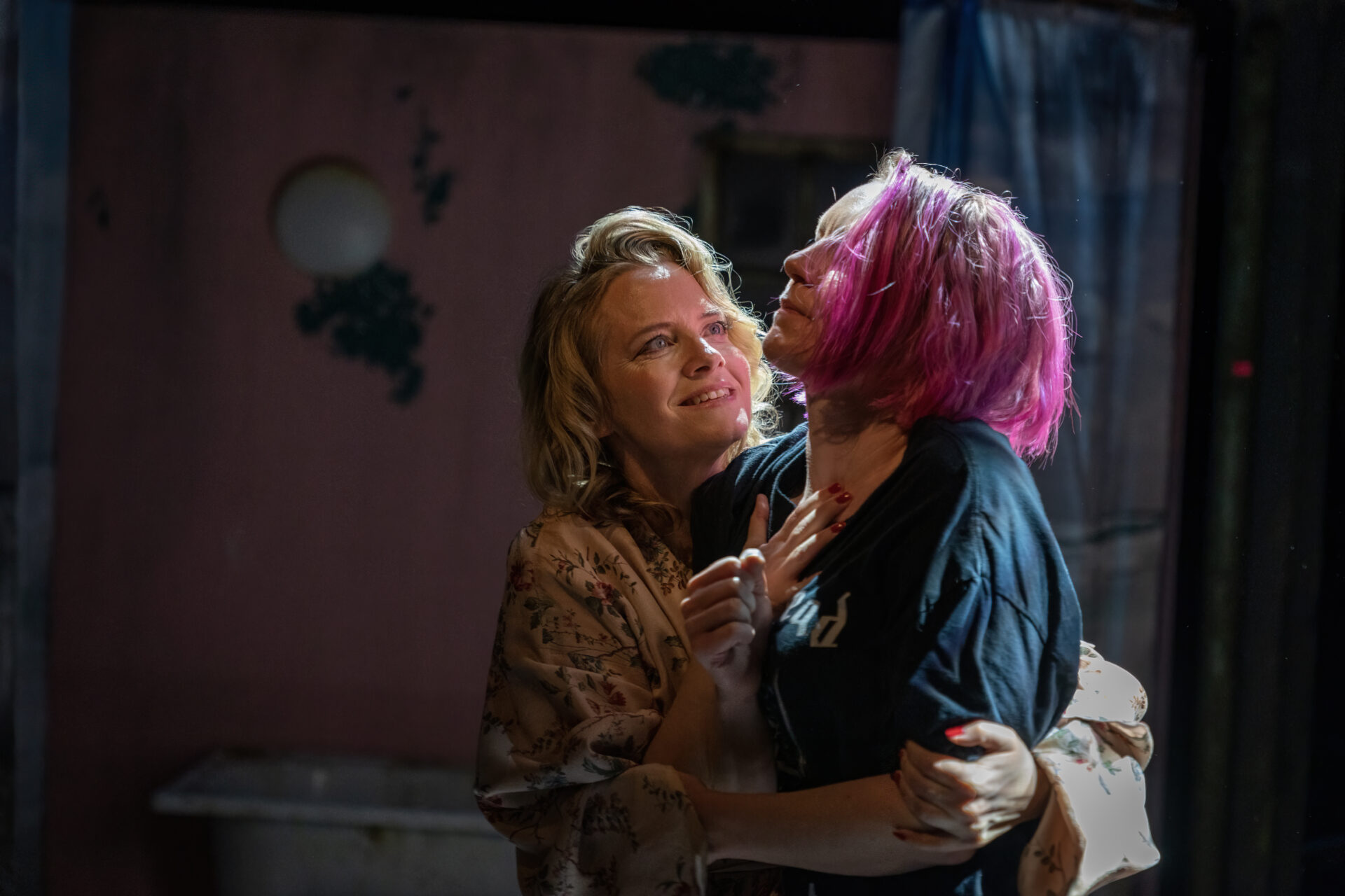 En kvinner holder rundt en annen kvinne.