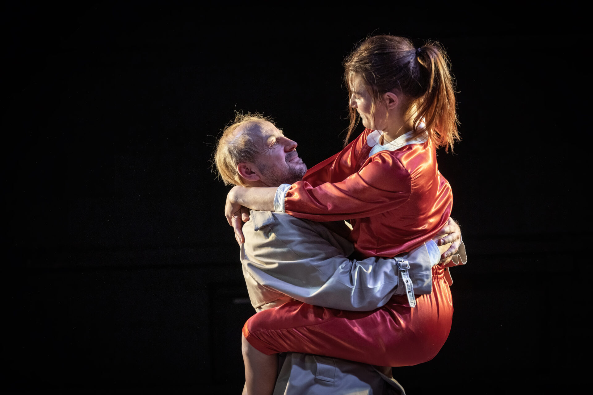 En far som løfter opp sin datter