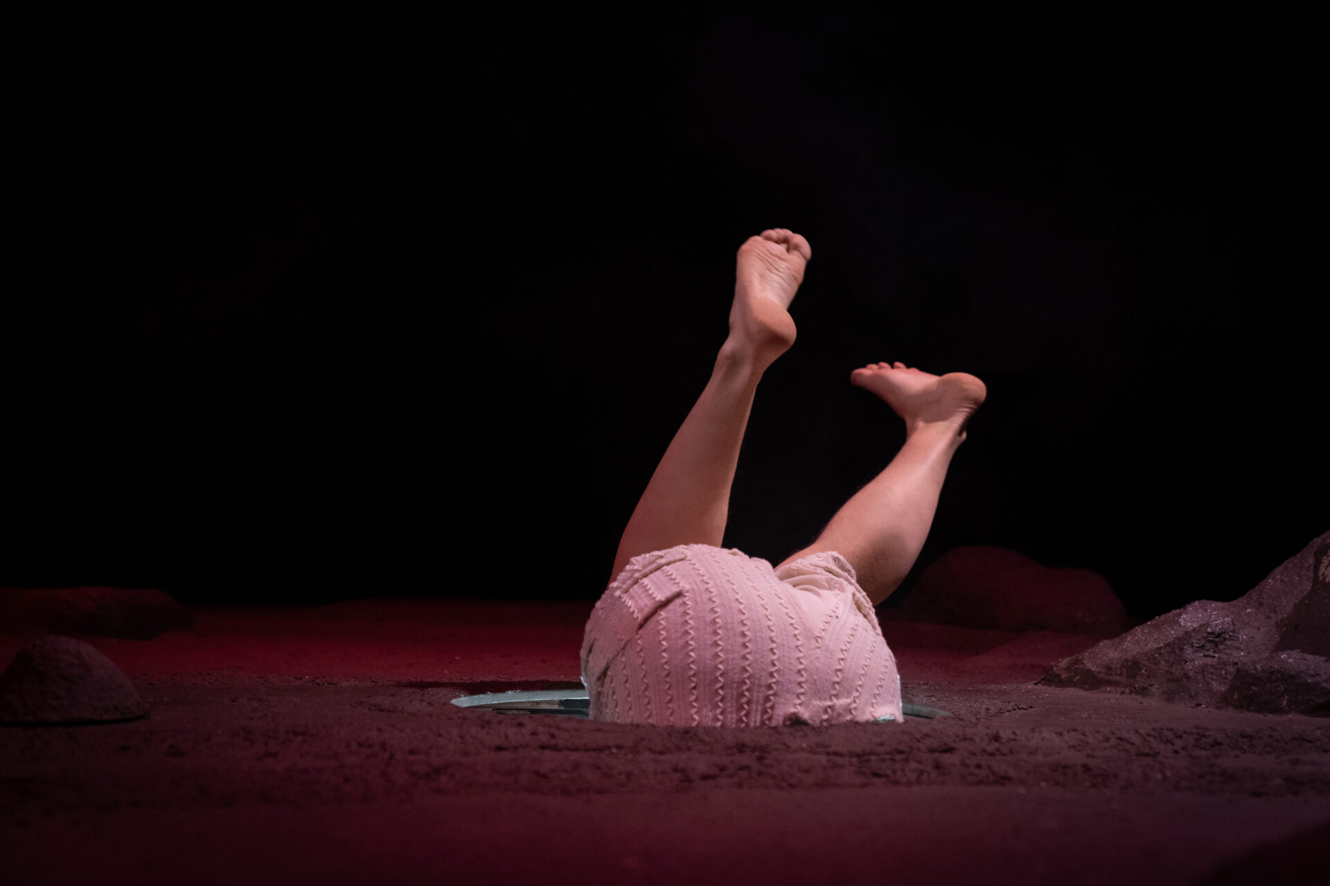 To bein stikker opp av et hull