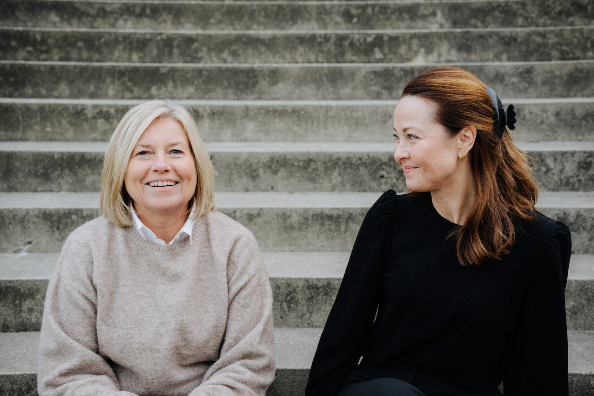 To kvinner som sitter på en trapp