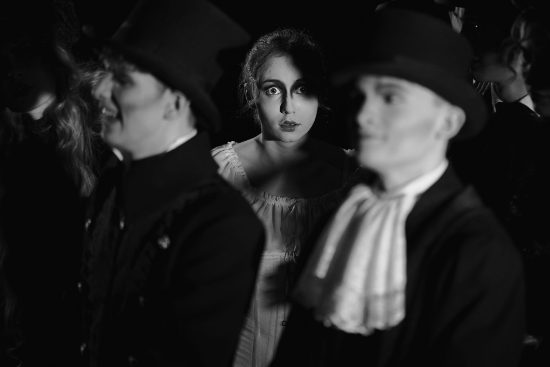 En kvinne ser skrekkslagen på oss