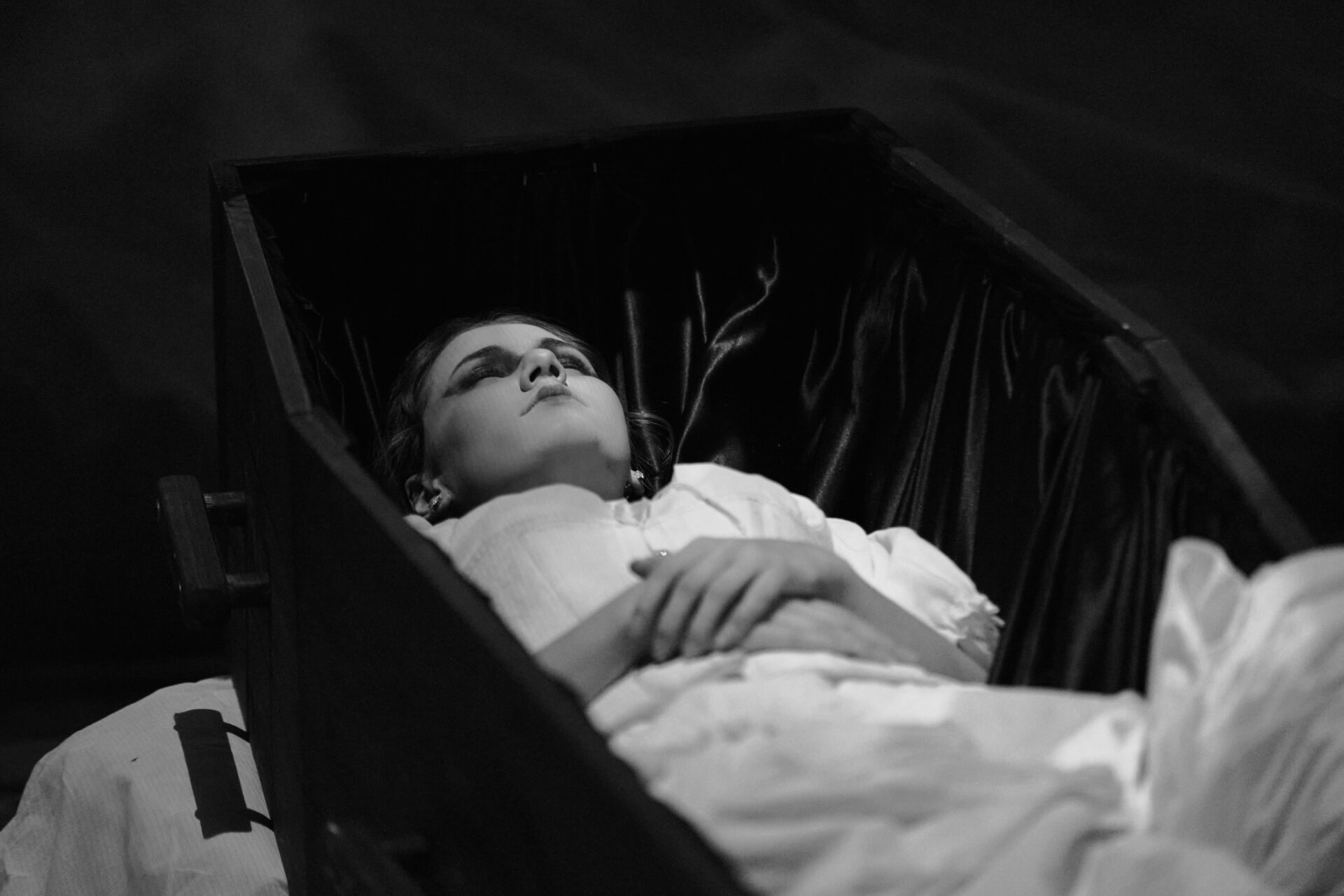 En kvinne ligger i en kiste