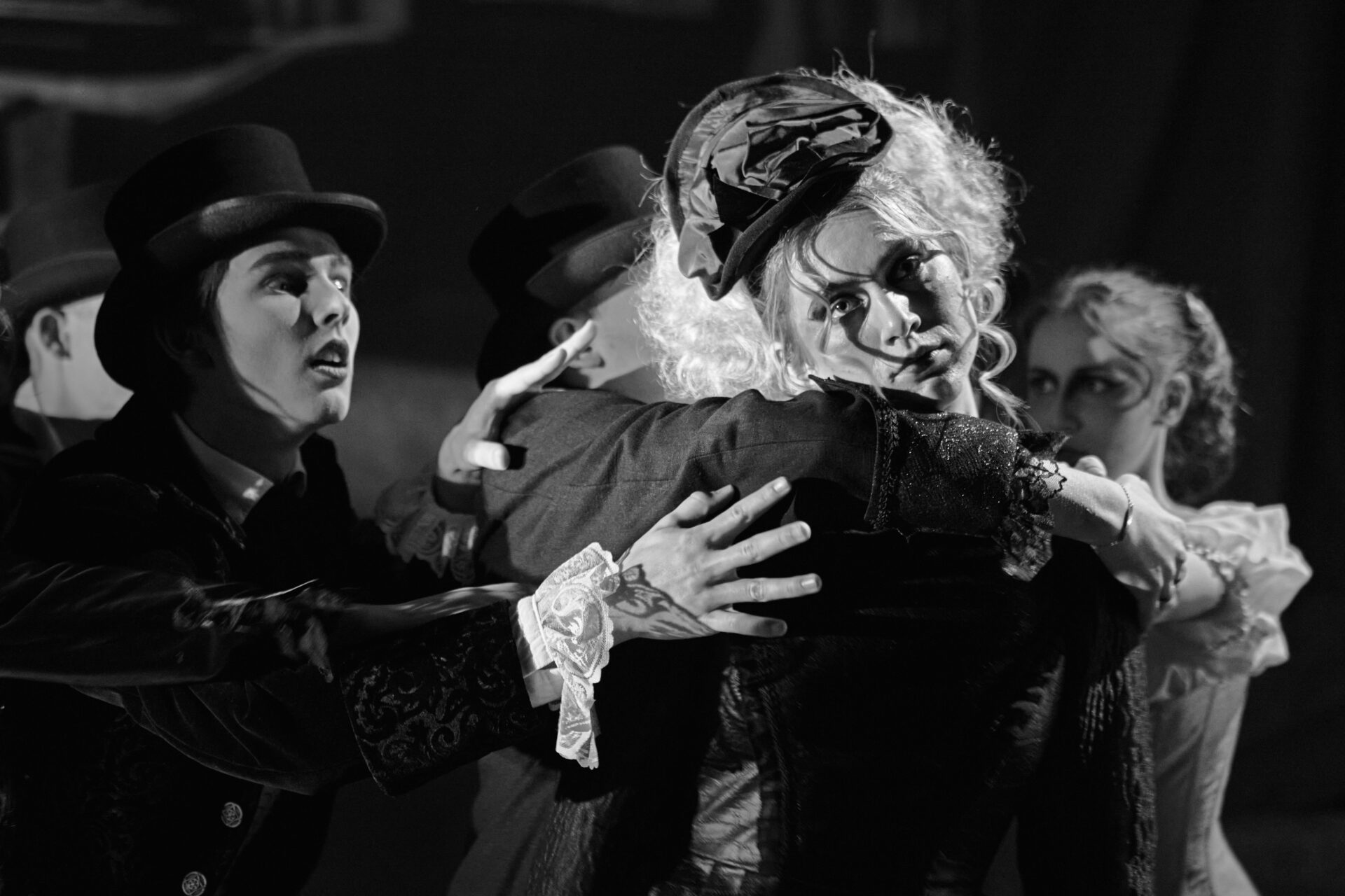 En kvinne blir omfavnet av en mann bakfra.