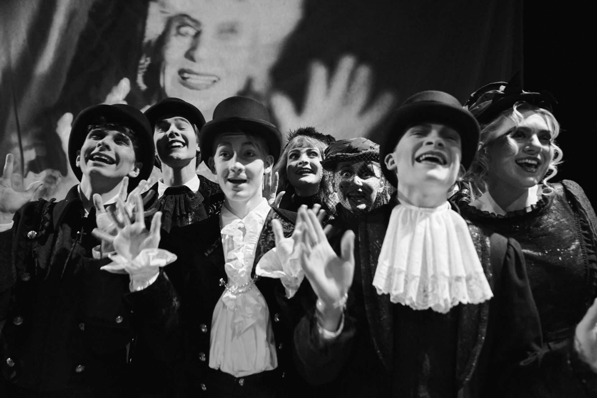 En gruppe mennesker smiler og ler.