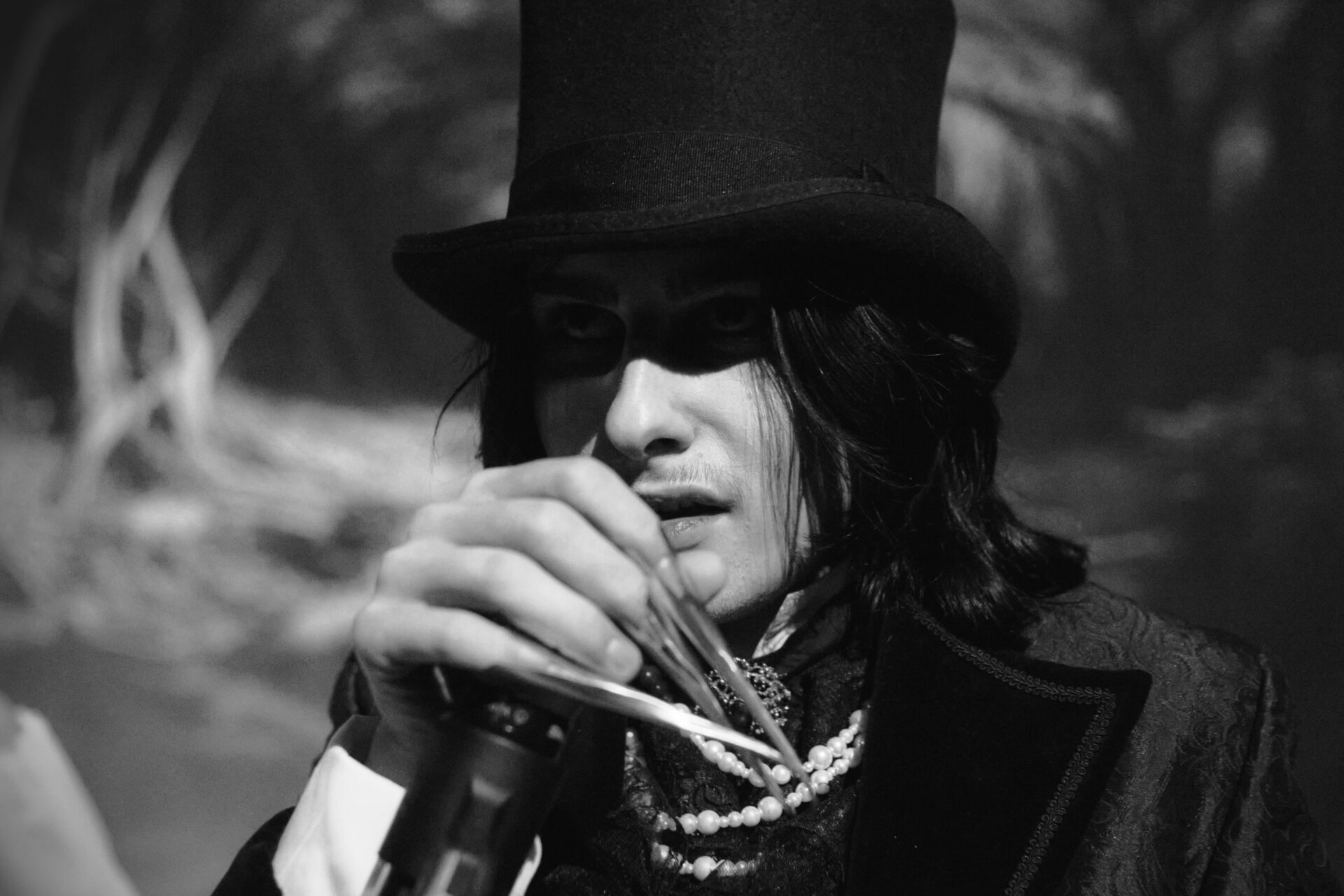 Menn med flosshatt og lange metallnegler