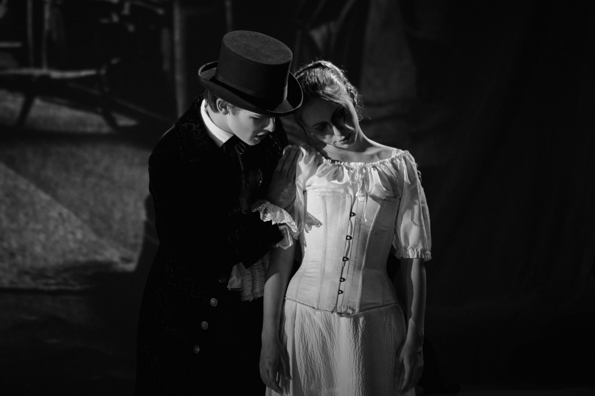 En mann støtter en kvinne