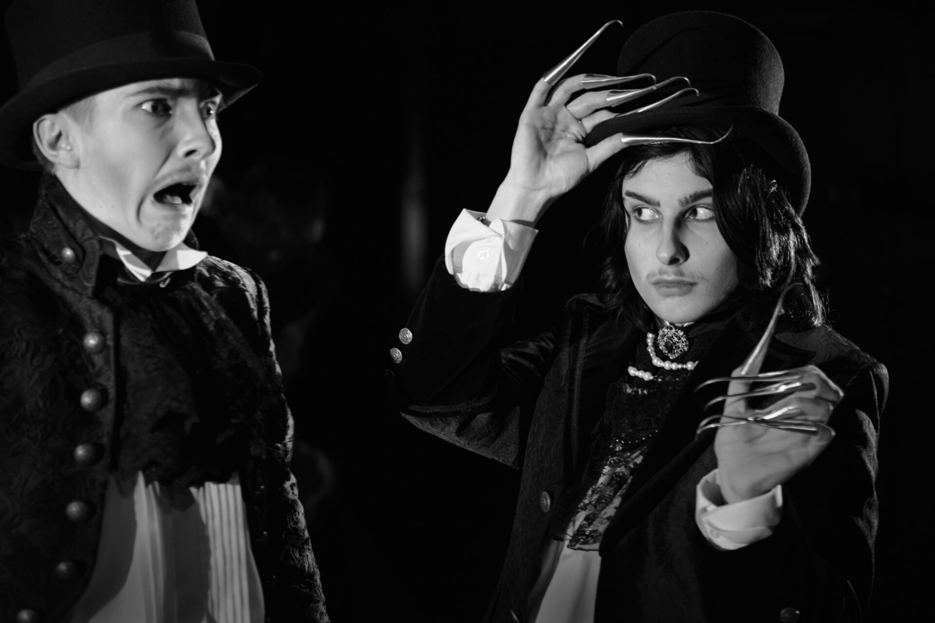 En mann hilser ved å løfte hatten. Den andre mannen er skrekkslagen