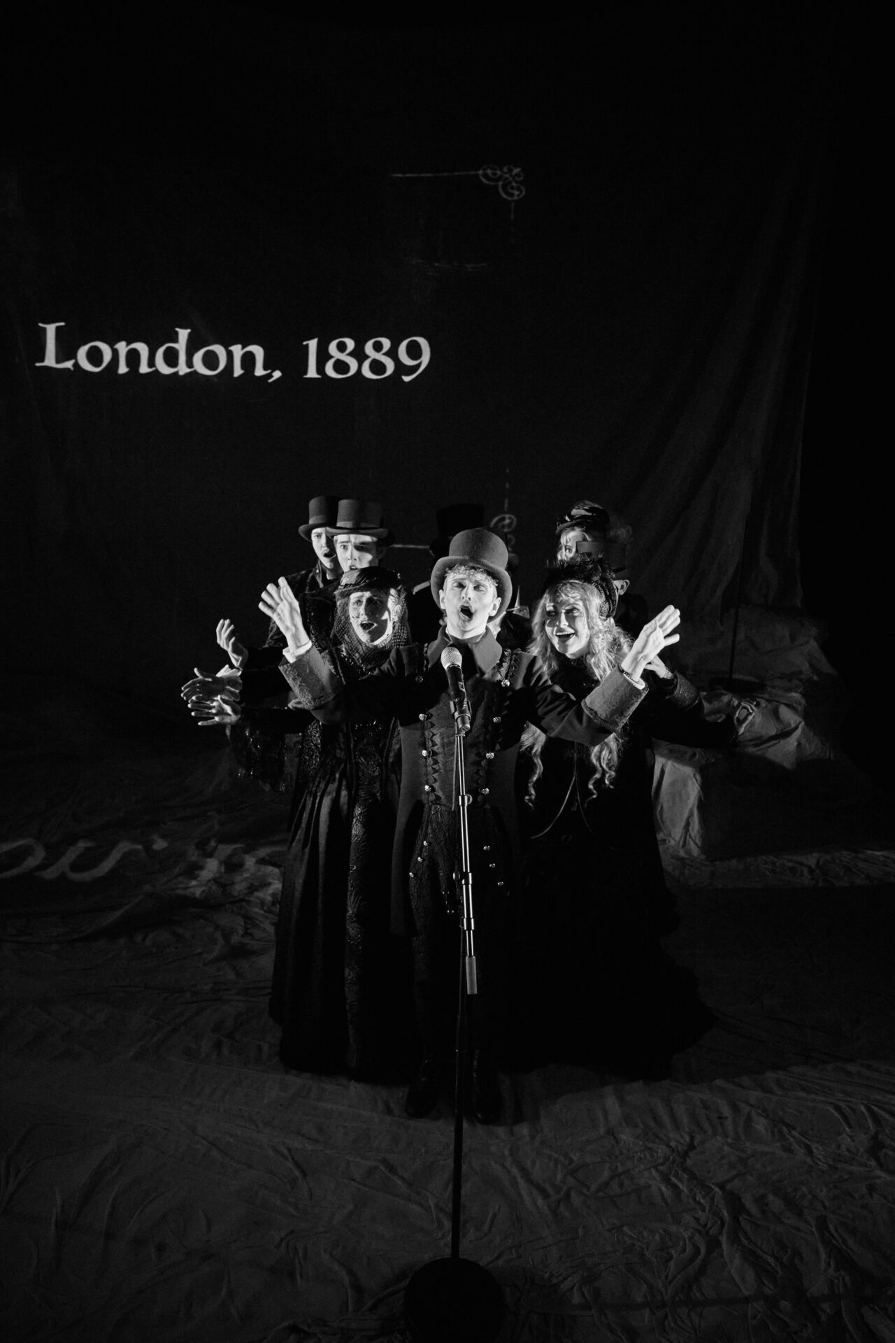 Et kor av mennesker synger inn i en mikrofon