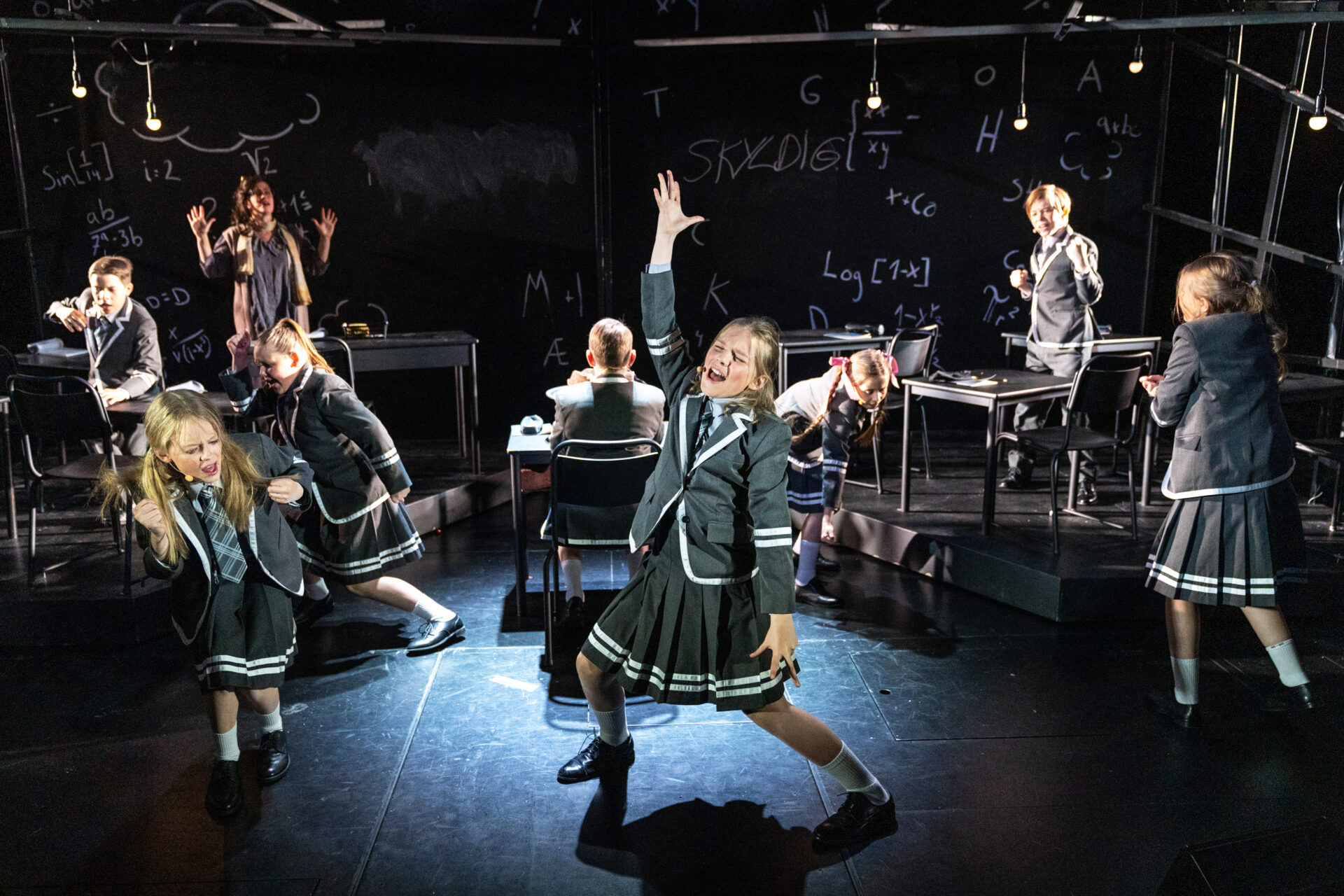 En hel skoleklasse danser i klasserommet