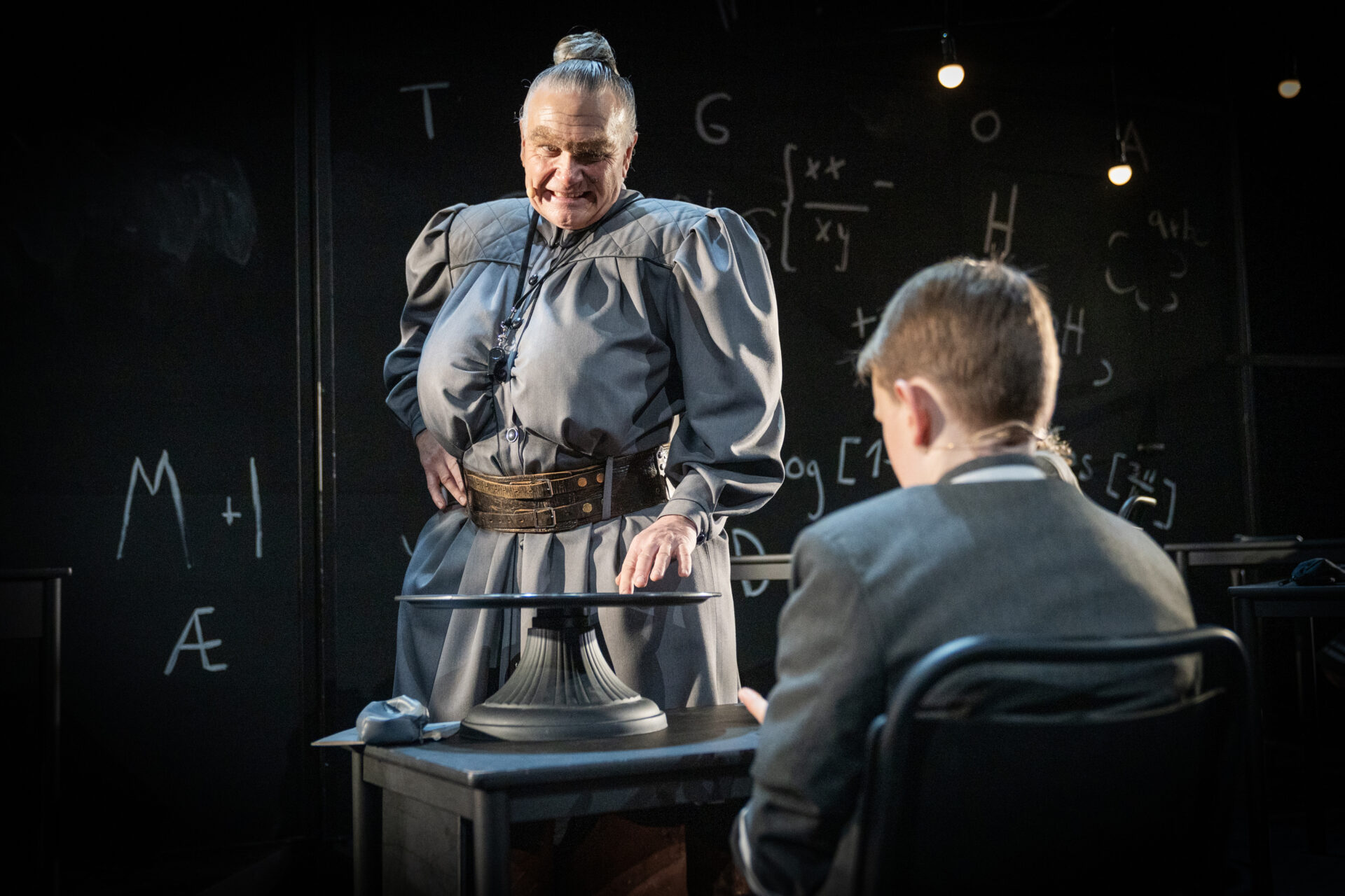 En rektor ser stygt på en liten gutt