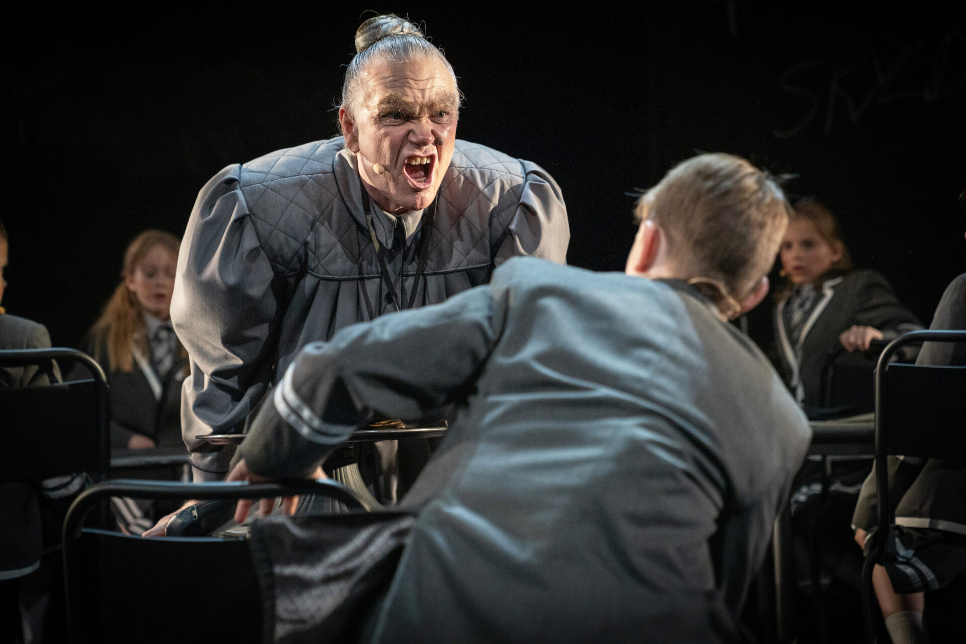 En rektor brøler til en liten gutt