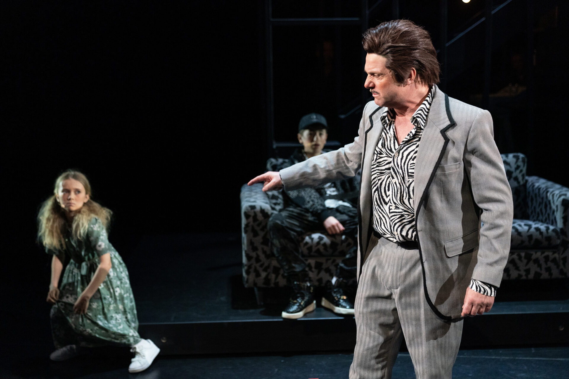 En far skjender på sin datter, som trekker seg unna