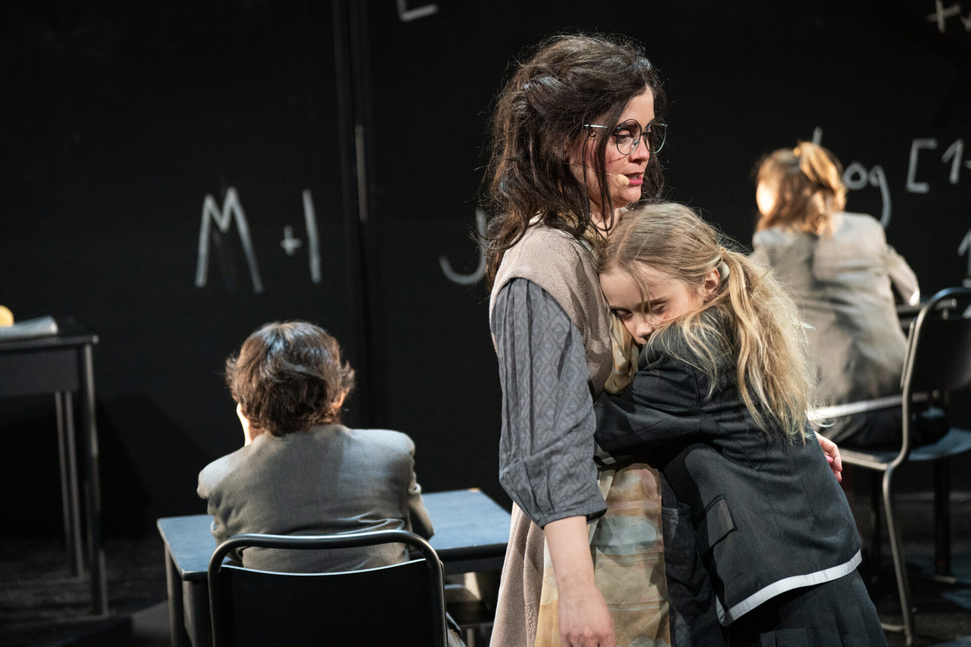 En liten jente gir sin lærer en god klem