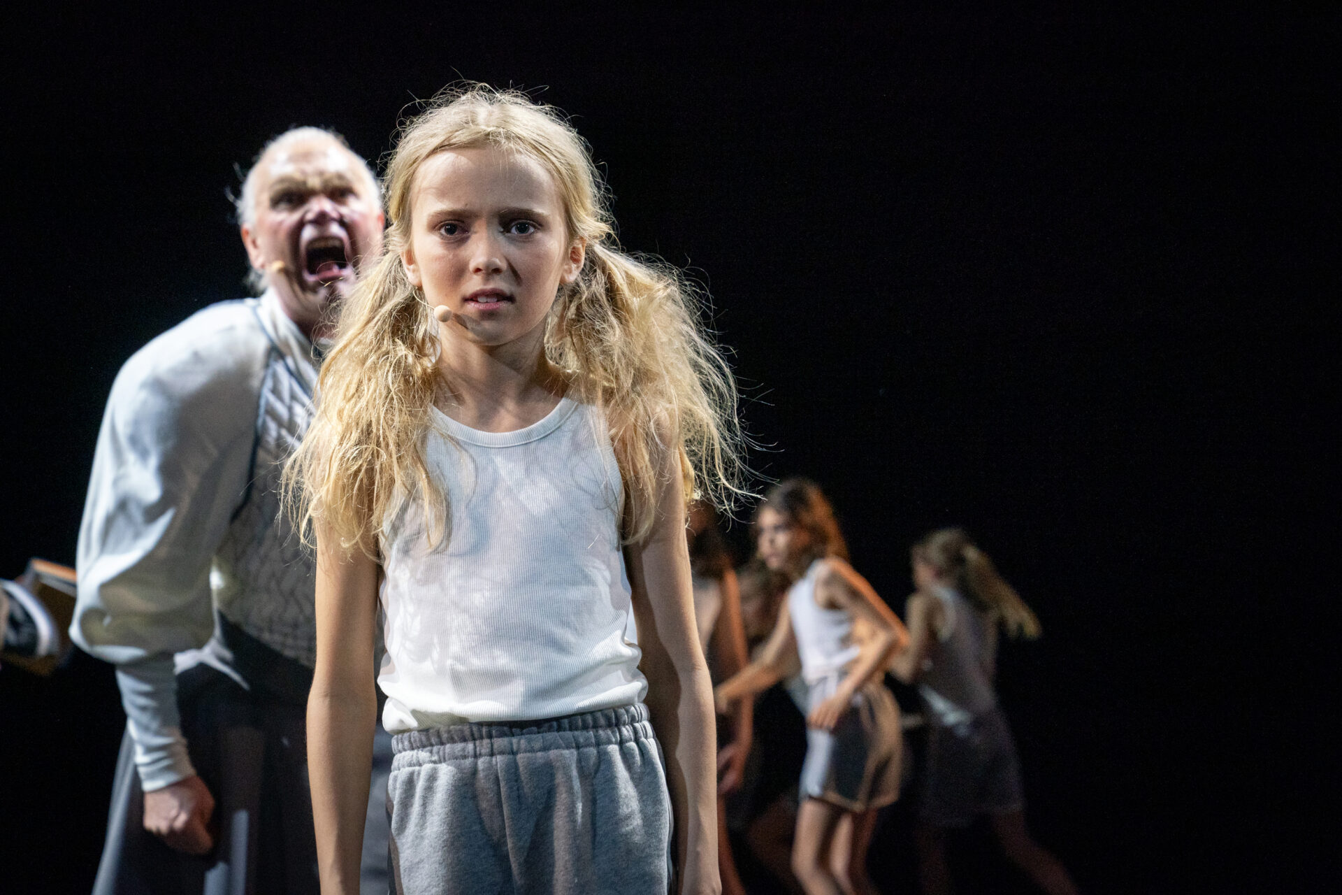 En liten jente blir skreket på av en sint kvinne