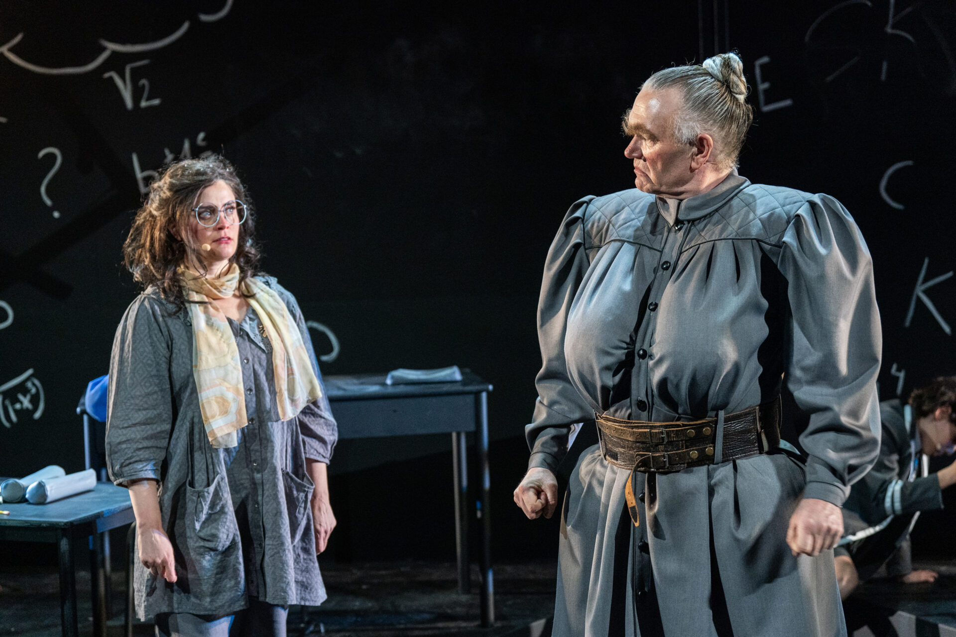 To kvinner kikker mistenksomt på hverandre