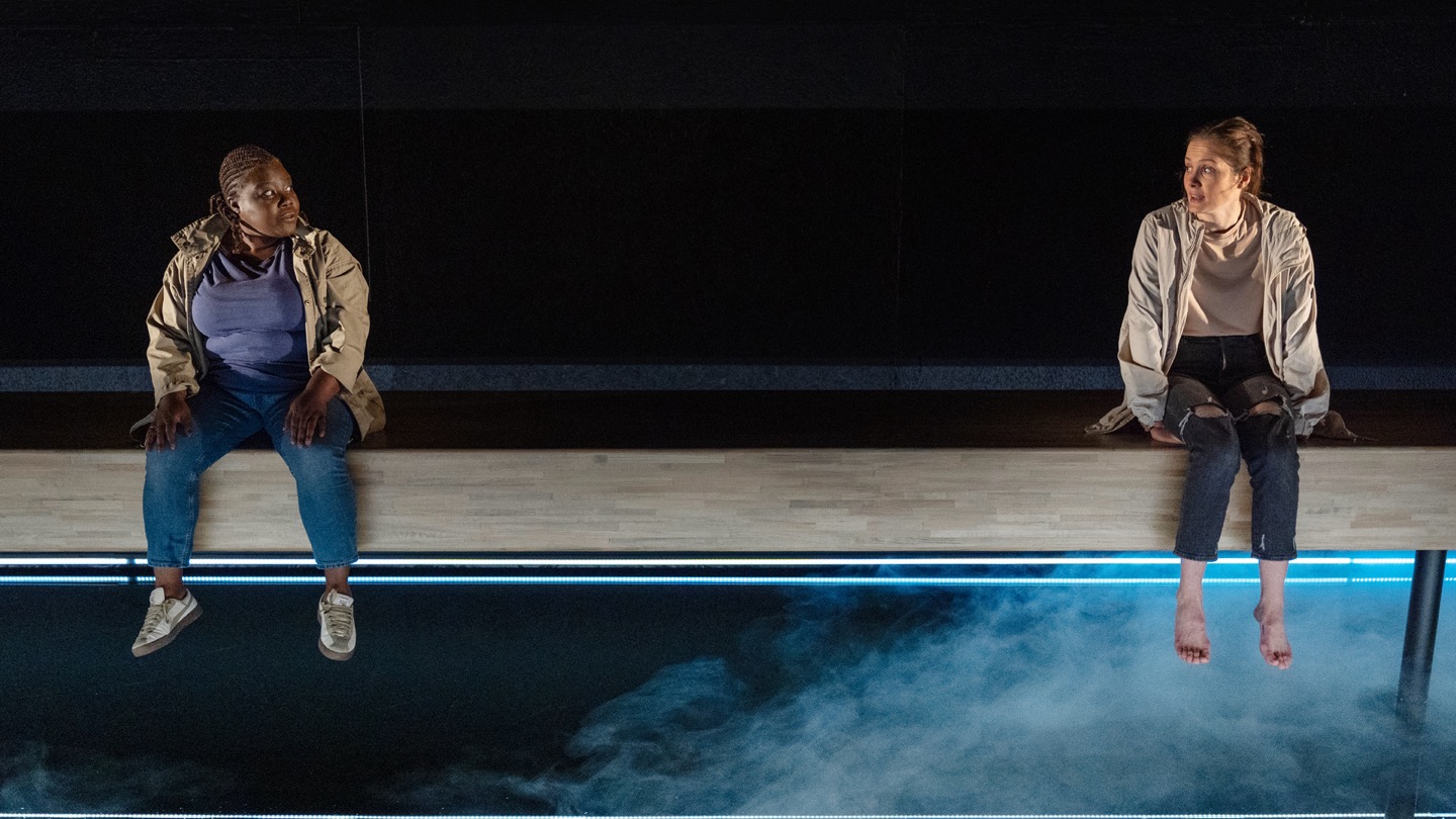 To skuespillere som sitter på scenekanten og titter bort på hverandre - fra stykket Eg er vinden