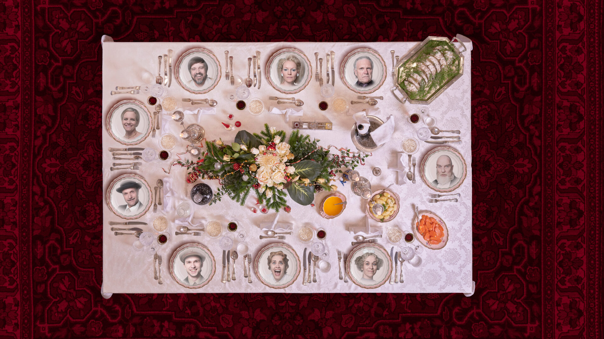 Et dekket julebord med ansikter i hver tallerken