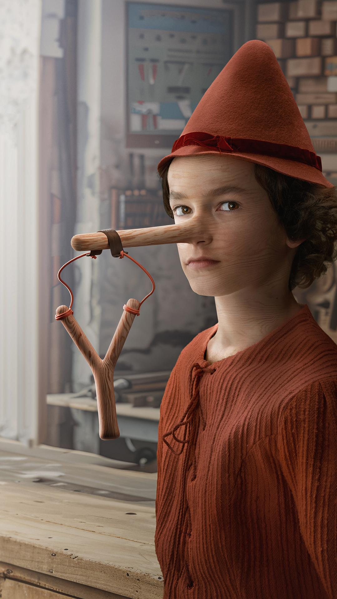 En liten gutt av tre, med en lang nese som det henger en sprettert på - Pinocchio