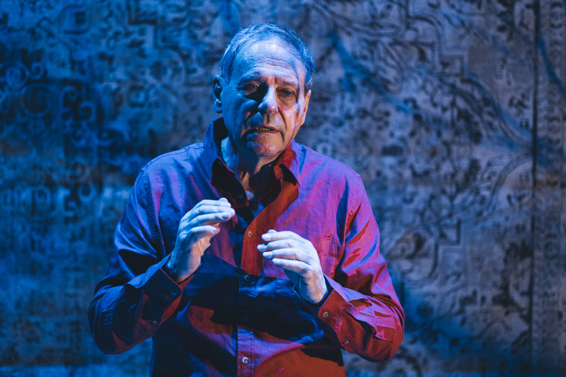 En mann som står på scenen og formidler