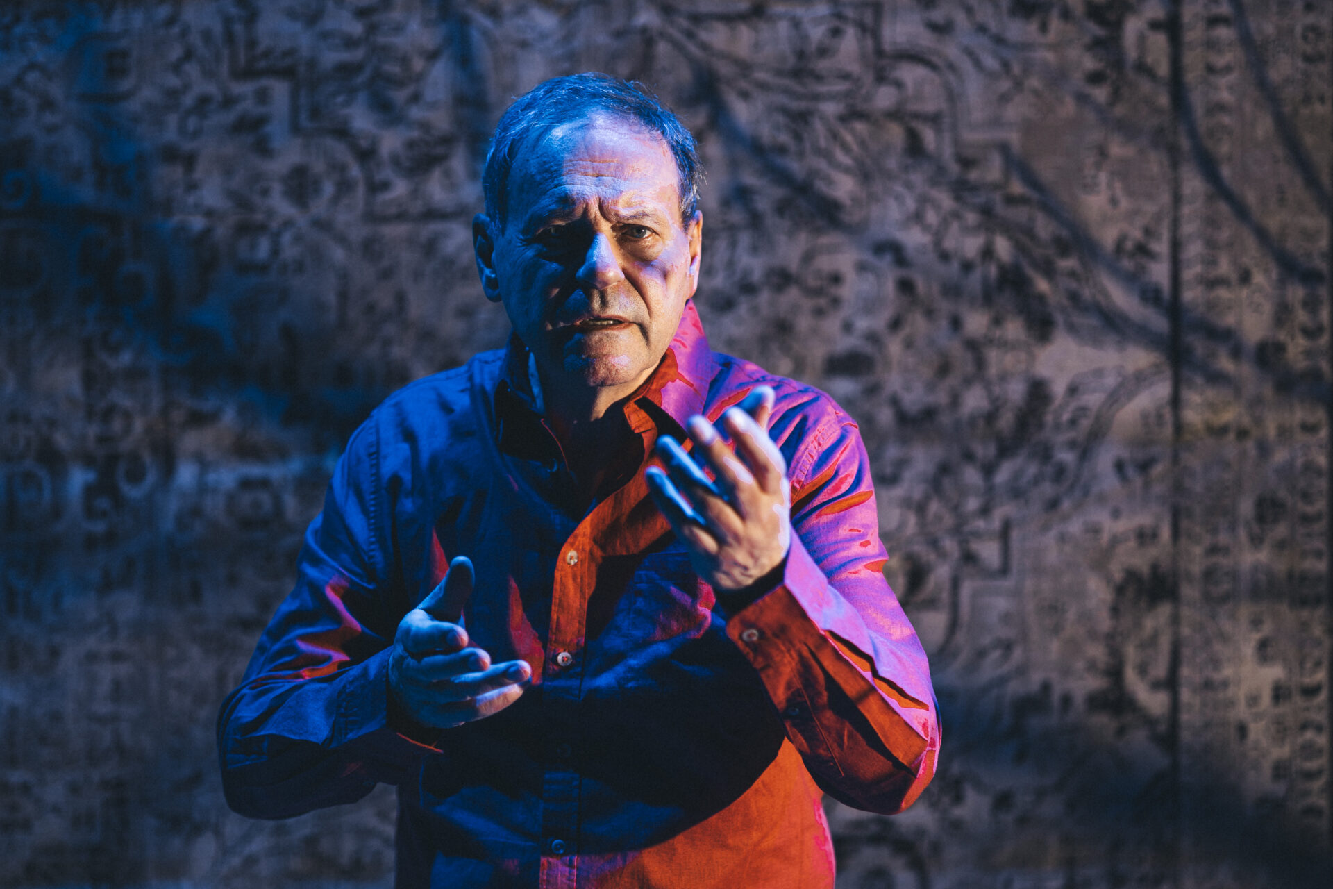 En mann som står på scenen og titter rett frem