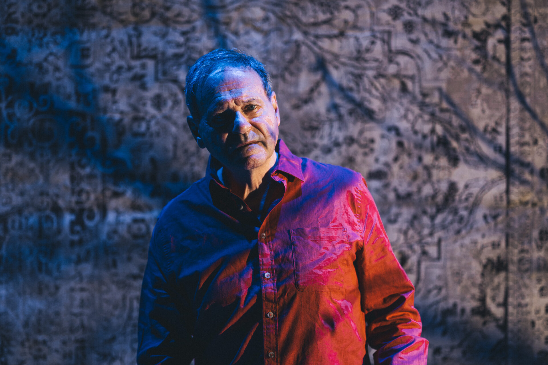 En mann som står på scenen og titter rett frem