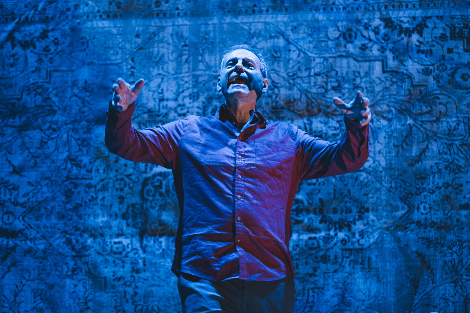 En mann som står på scenen