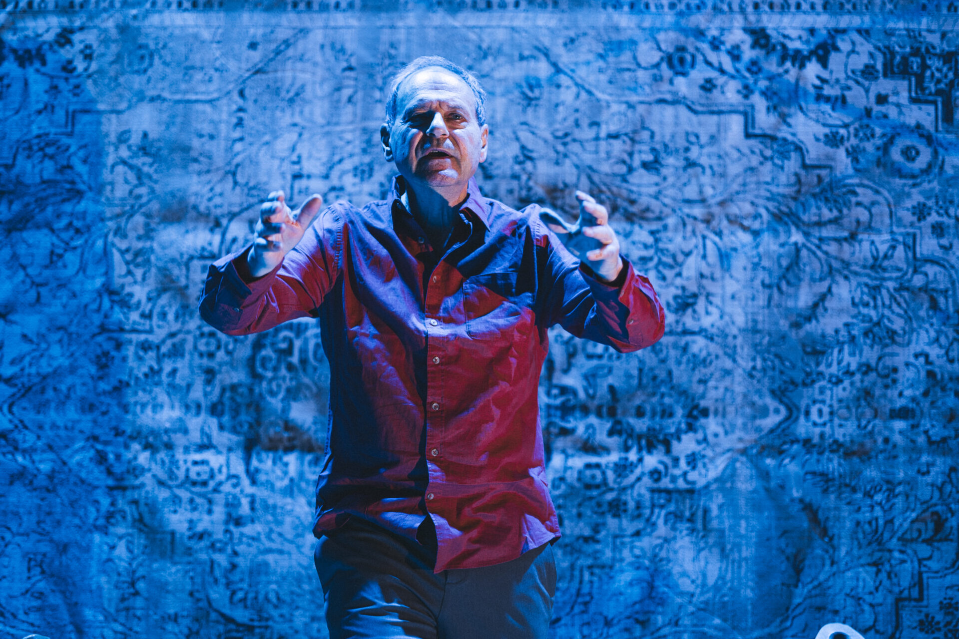 En mann som står på scenen