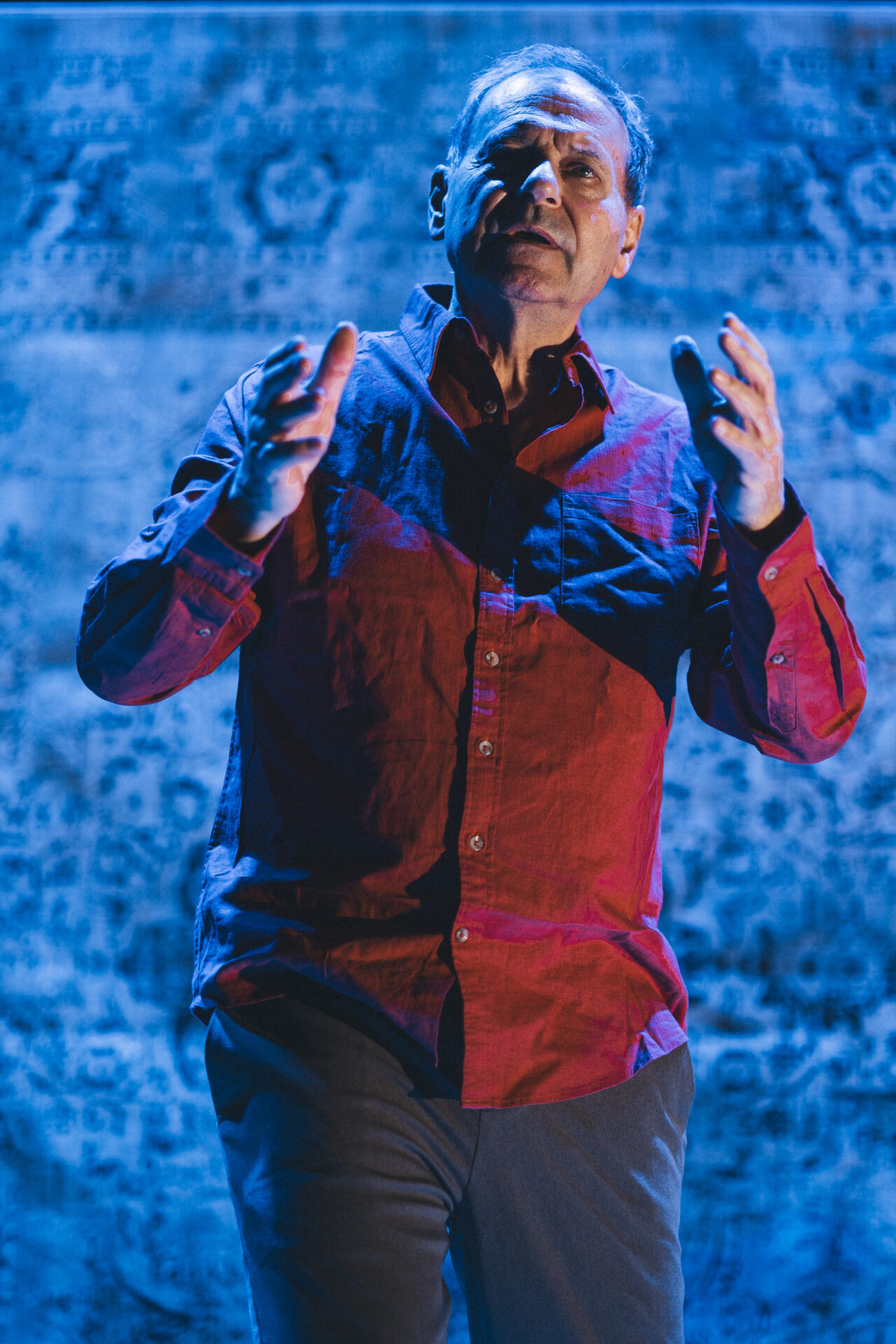 En mann som står på scenen