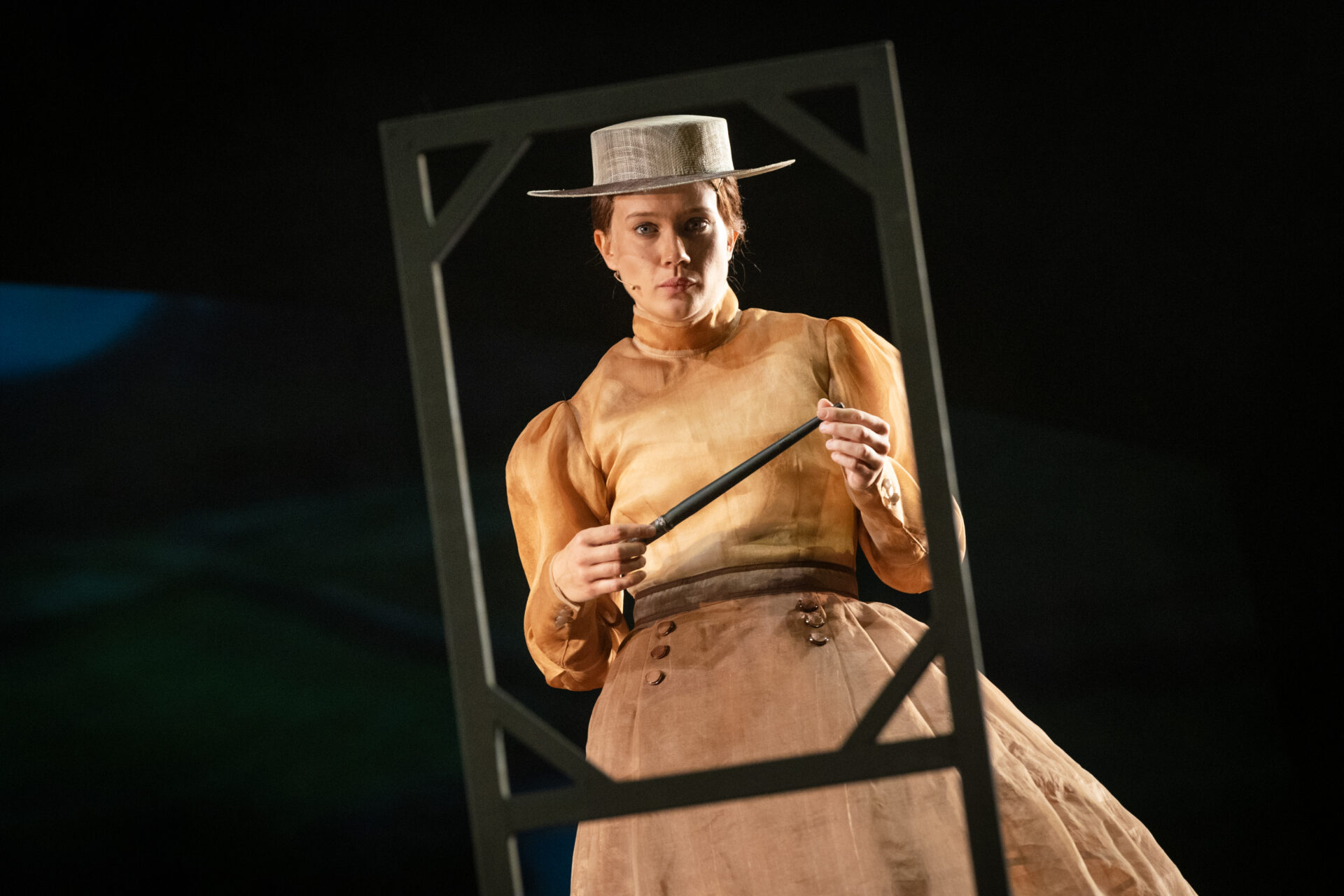 En festkledd kvinne som titter rett mot kamera