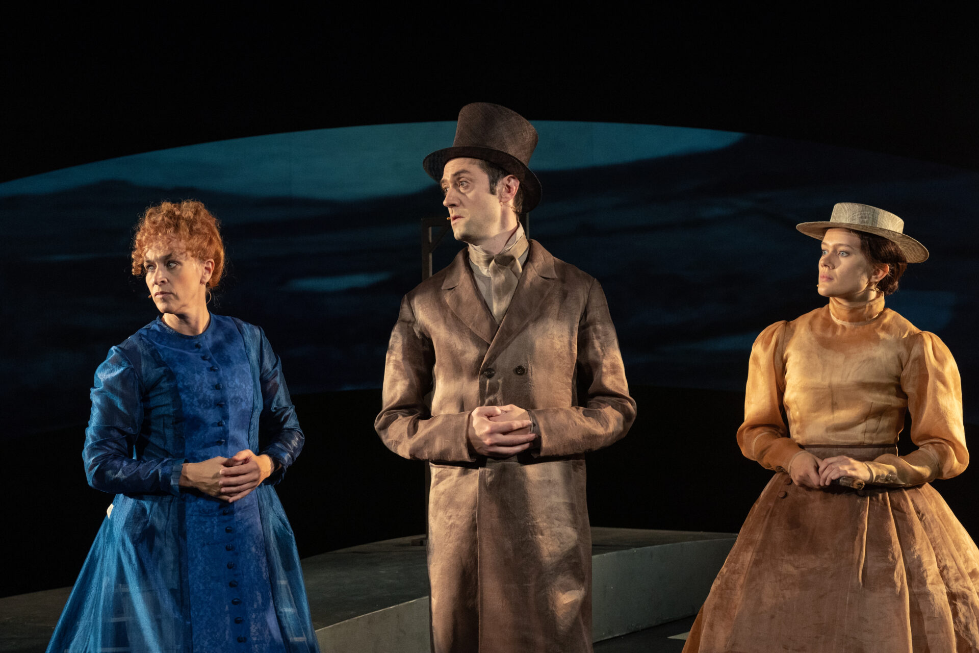 To kvinner og en mann som er festkledde