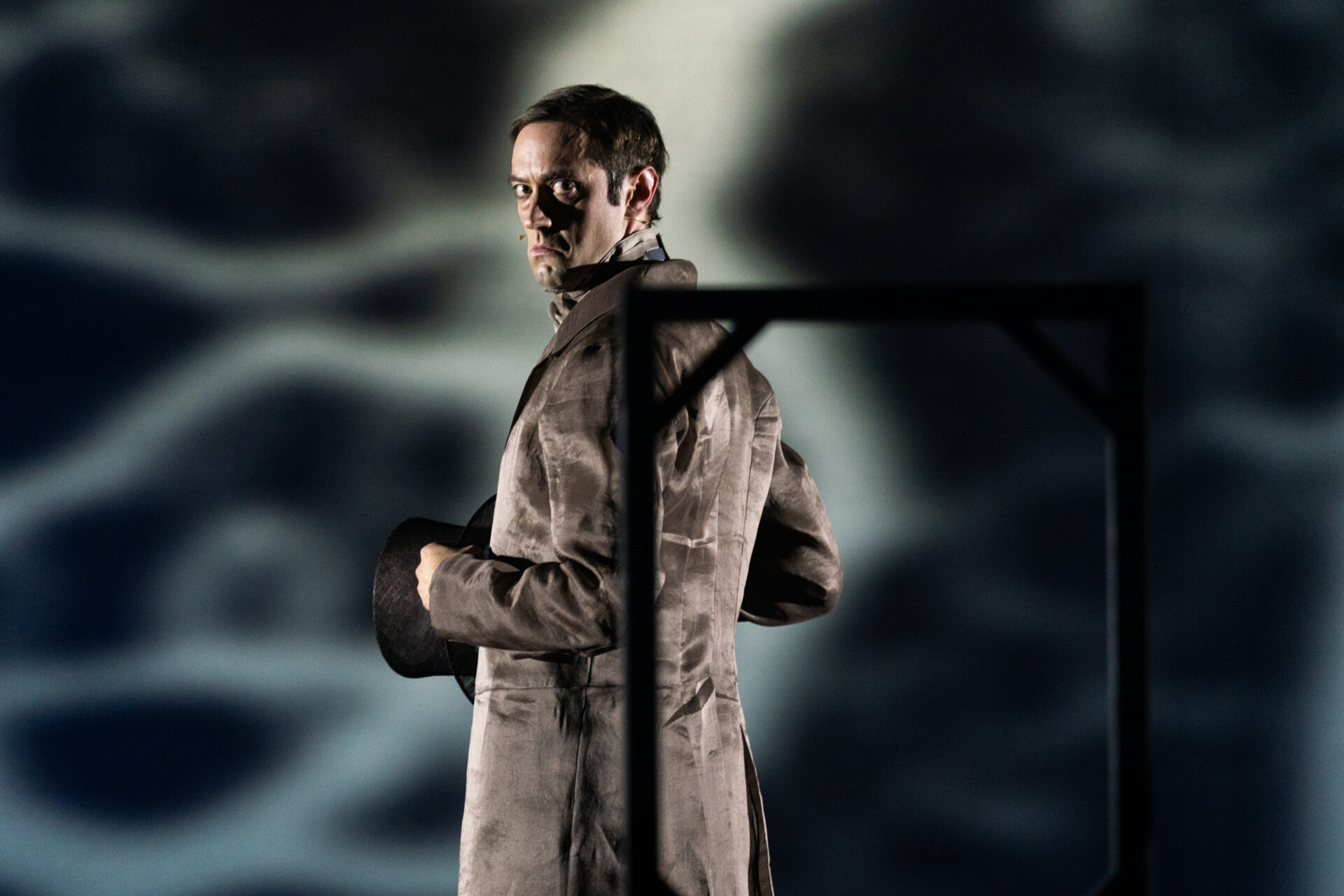 En mann med en geip rundt munnen