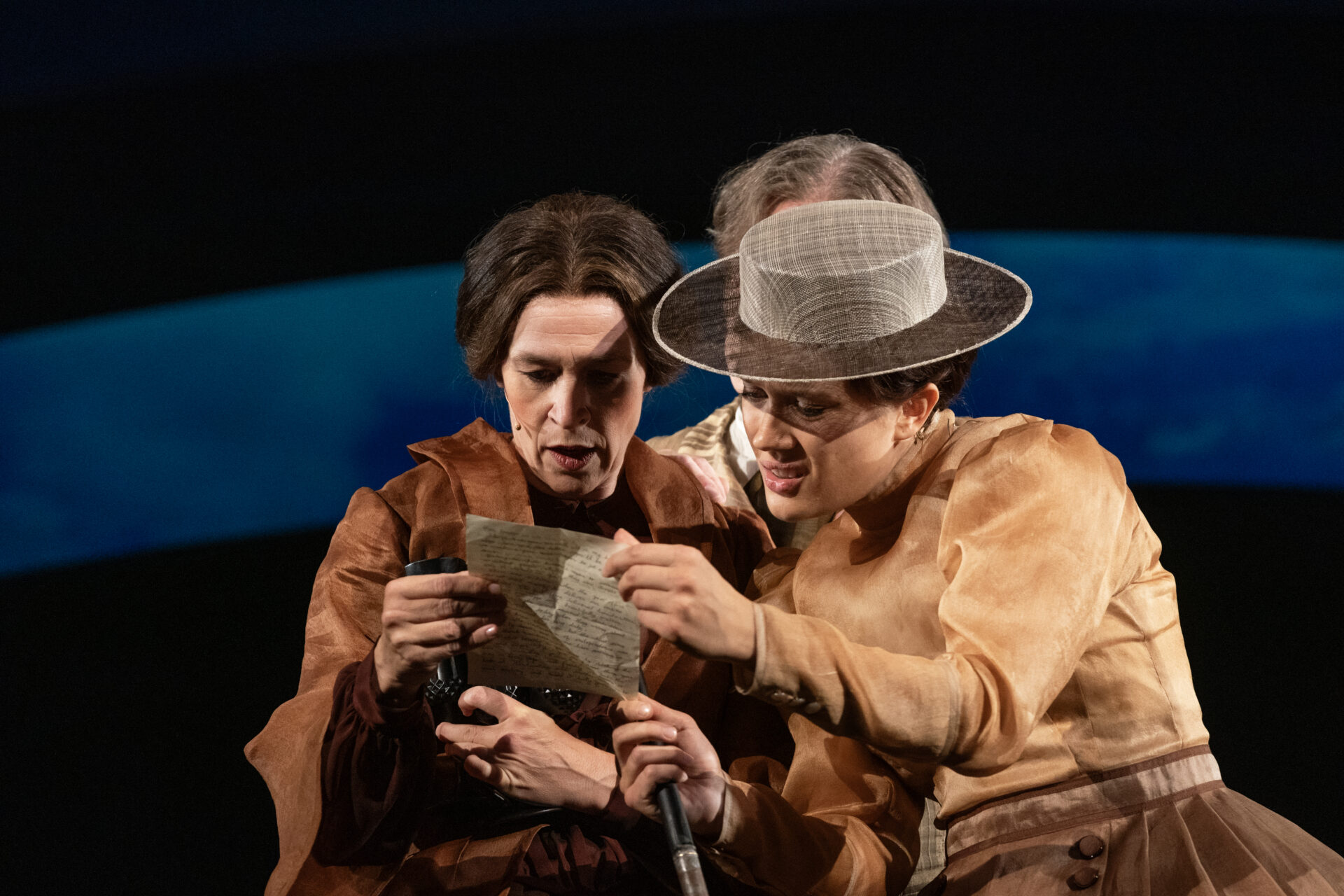 To kvinner som leser et håndskrevet brev