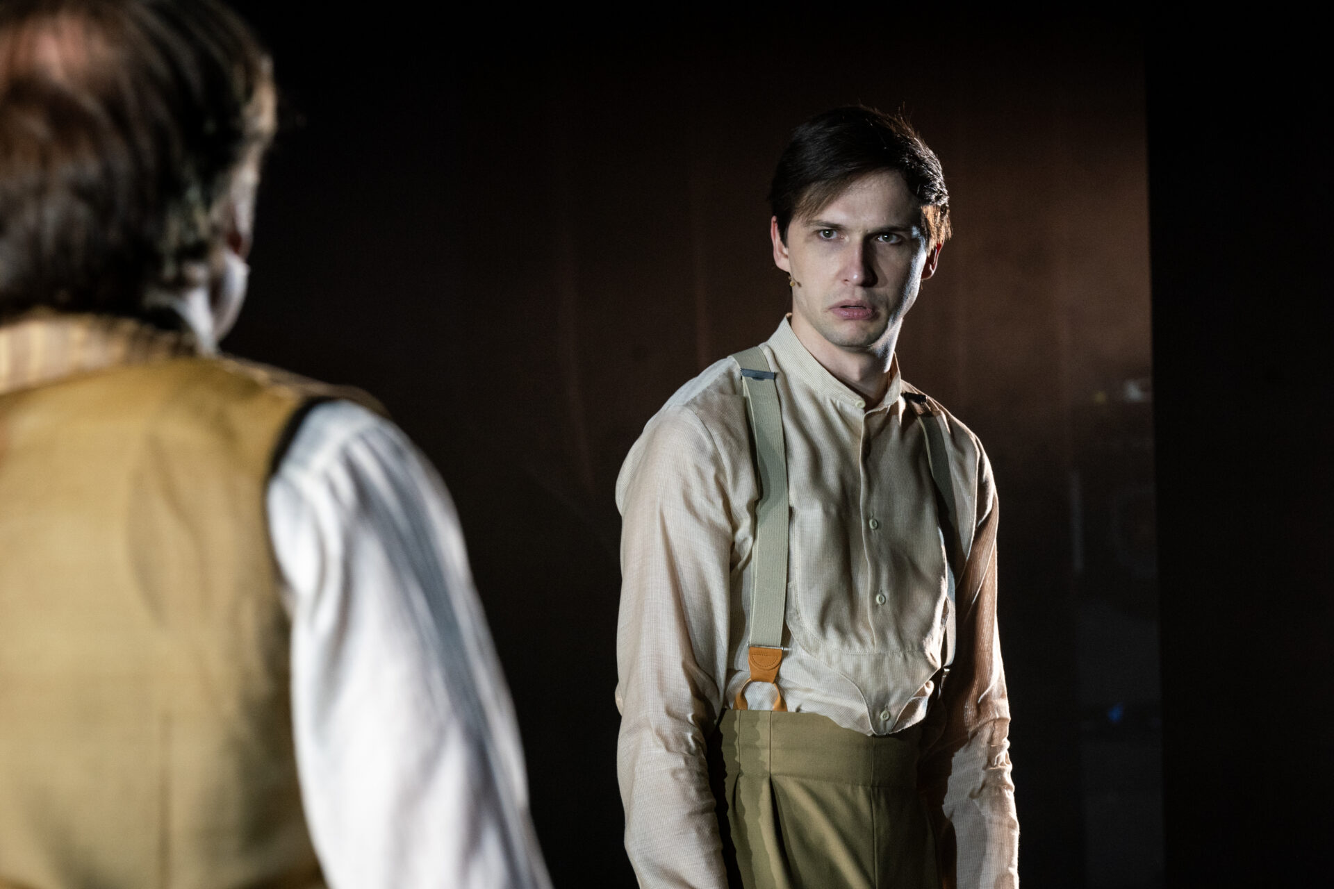 To menn på scenen, fra stykket Alexander