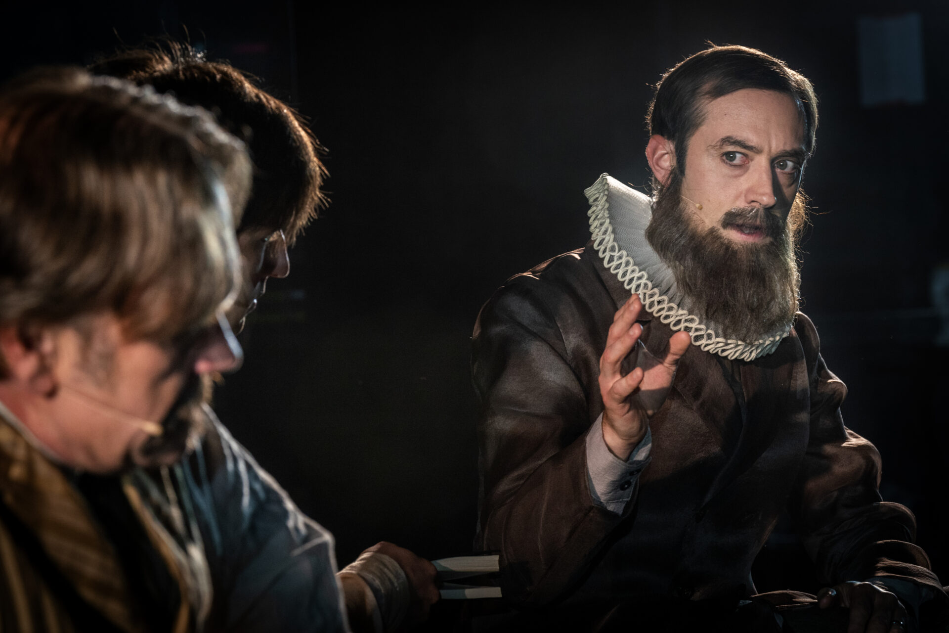 tre menn i prestekostymer fra stykket Alexander