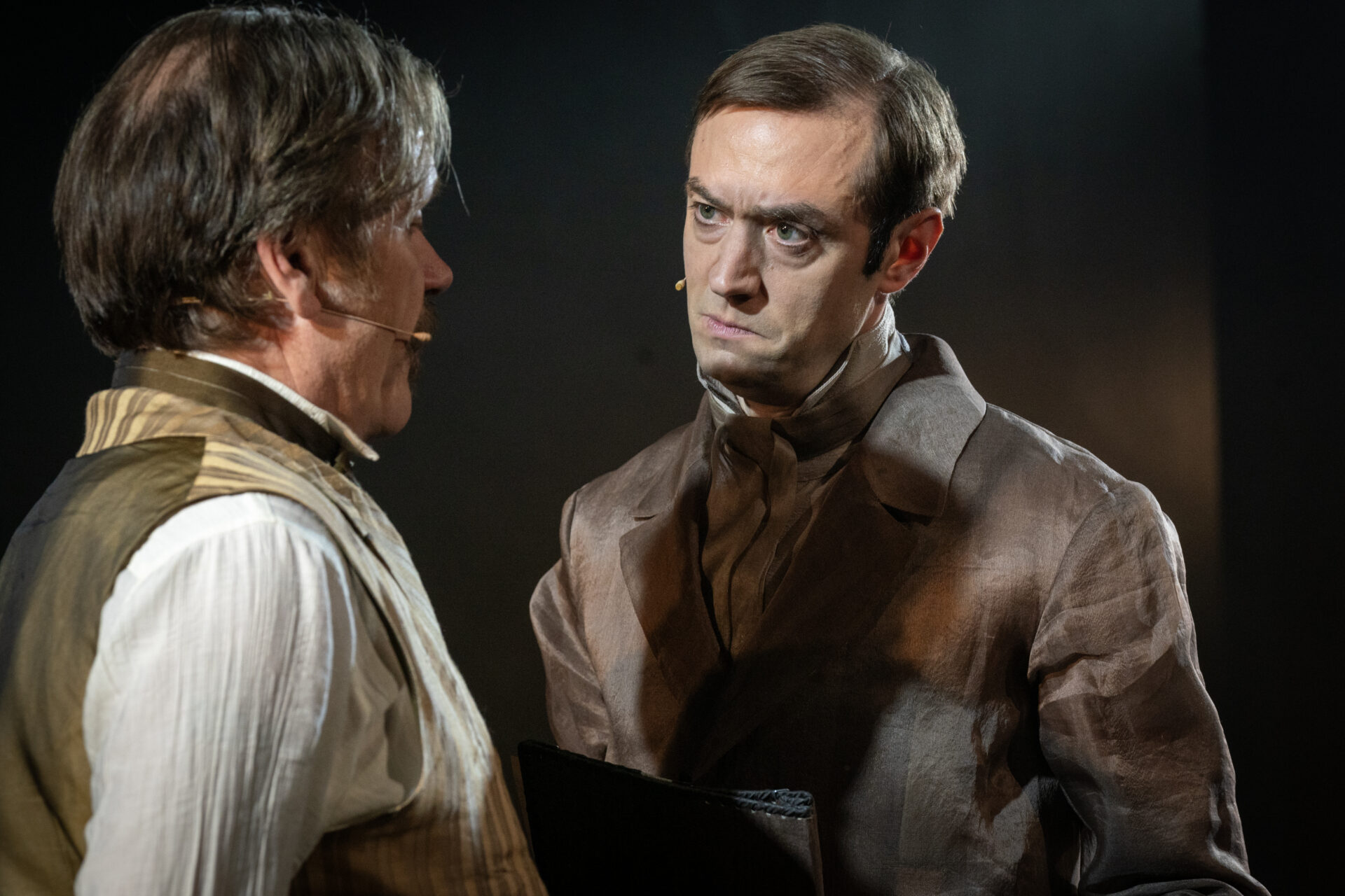 To menn som snakker sammen, i stykket Alexander