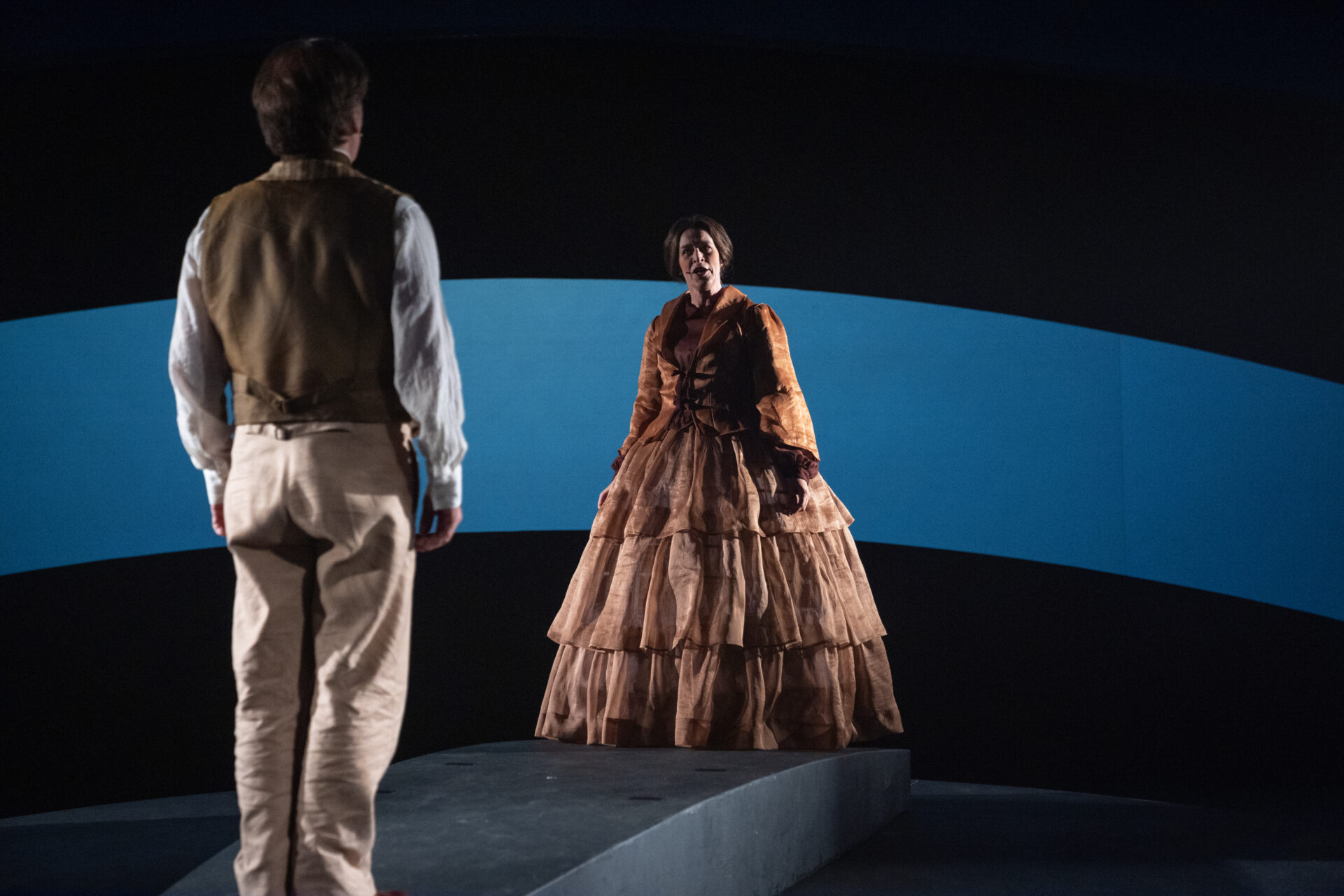 En festkledd mann og kvinne på scenen