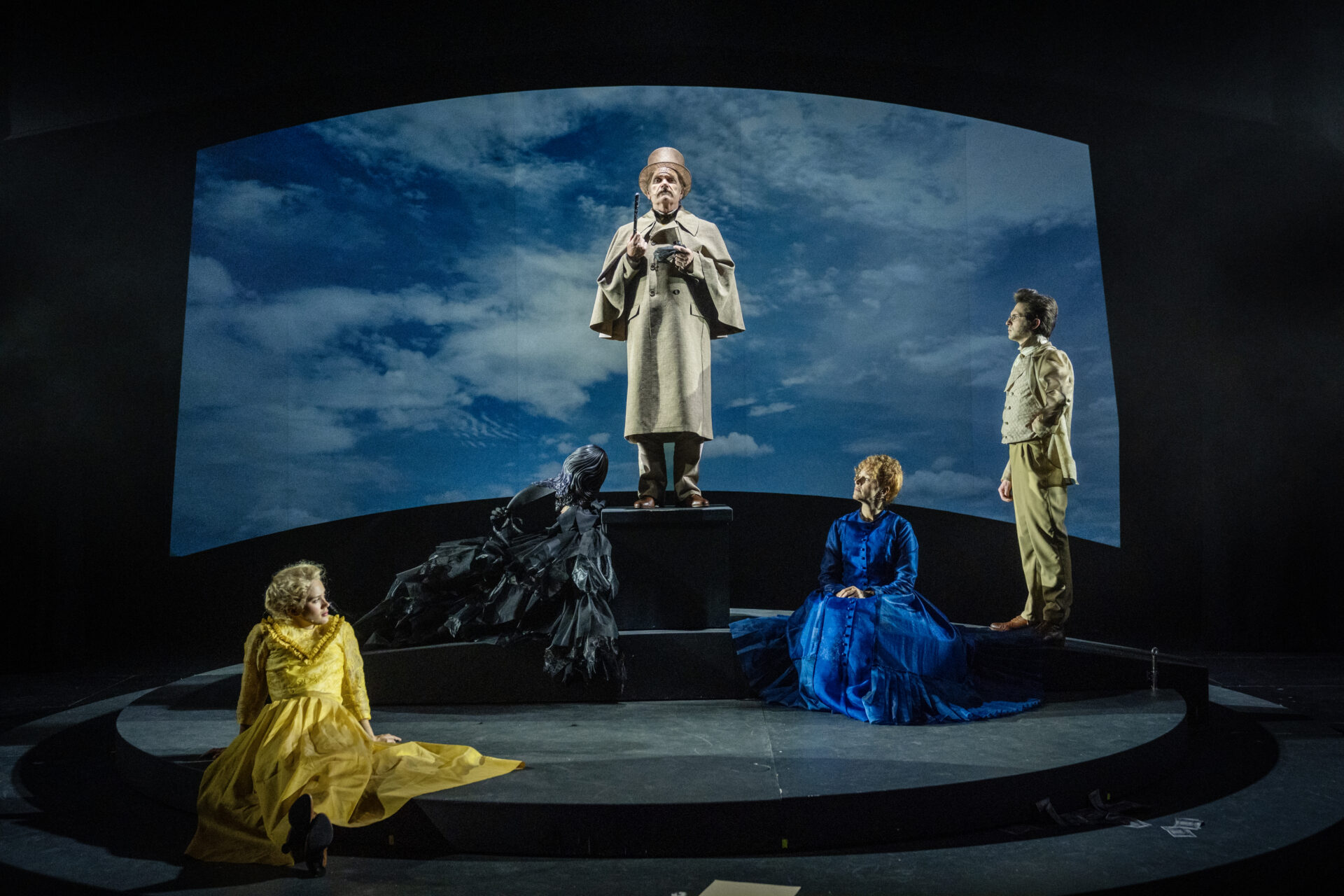 skuespillere på scenen, i stykket Alexander