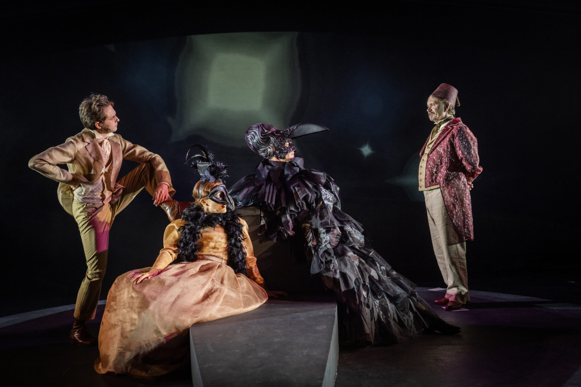 Festkledde skuespillere på scenen, i stykket Alexander