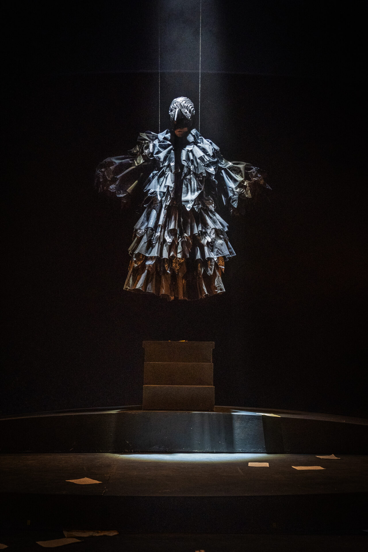 En mann, spiller en ravn som kommer flyvende ned fra taket.